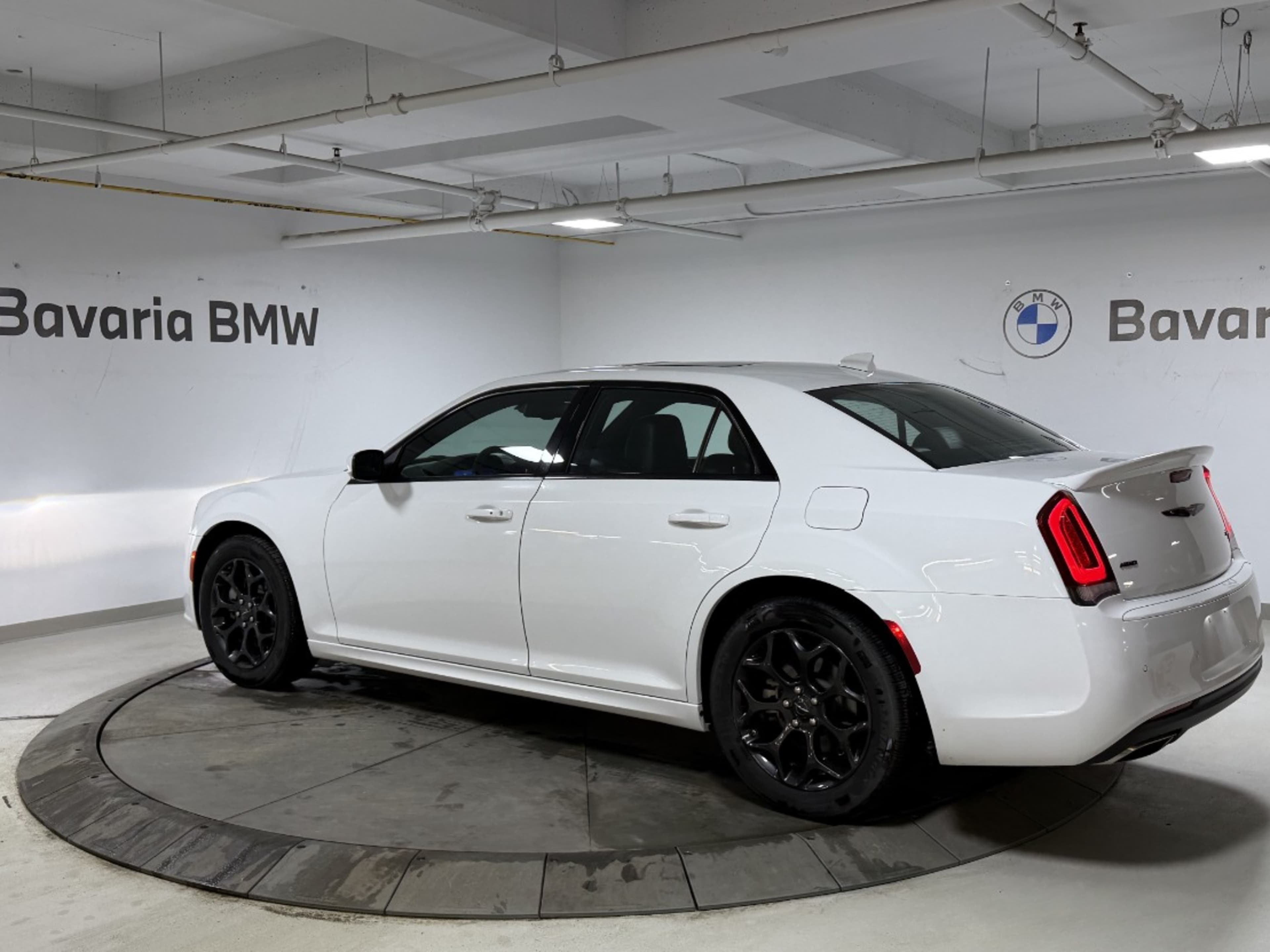 2023 Chrysler 300 photo 2