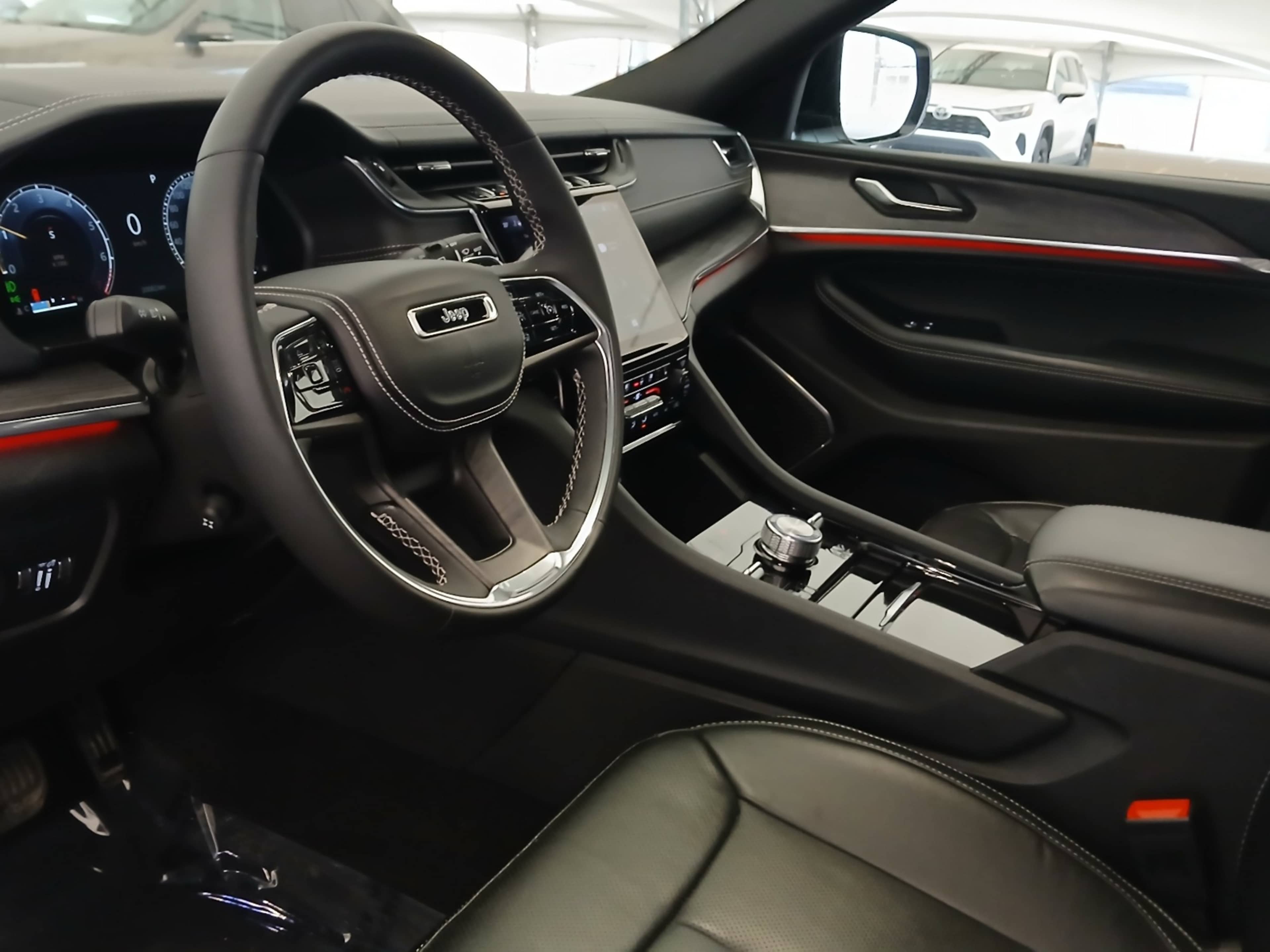 2024 Jeep Grand Cherokee Overland photo 2