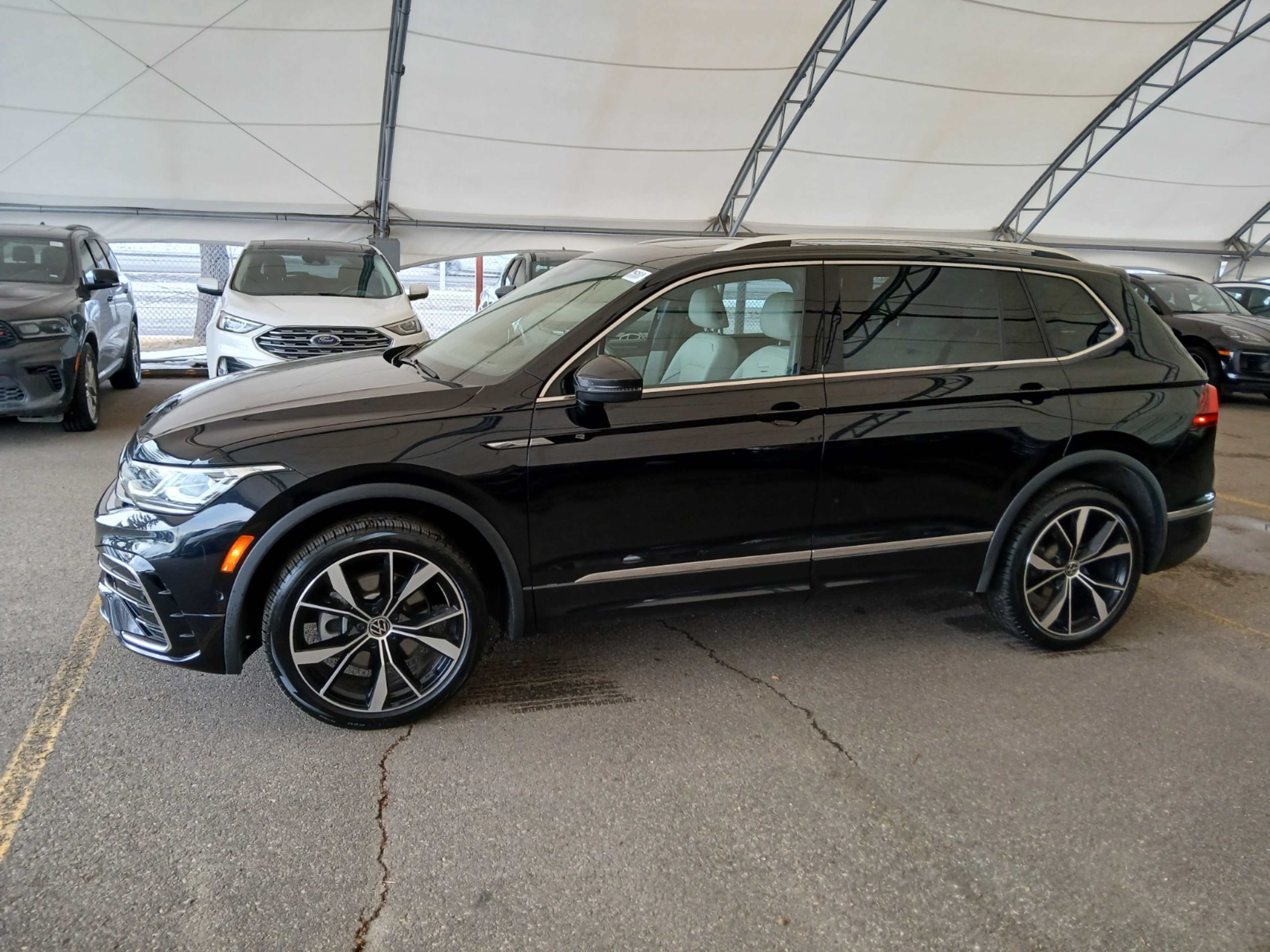 2024 Volkswagen Tiguan SEL R-Line Black photo 3