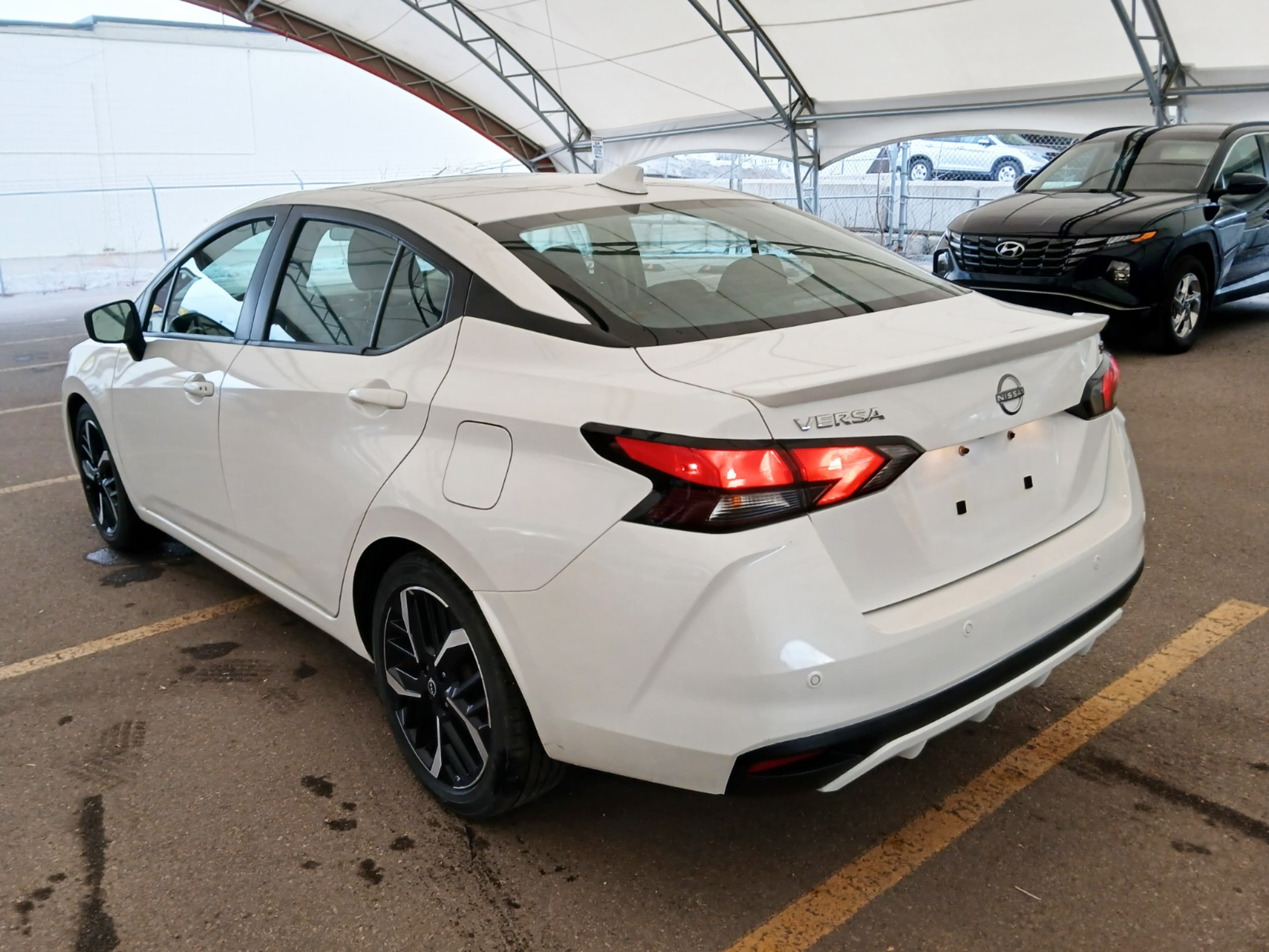 2023 Nissan Versa SR photo 3