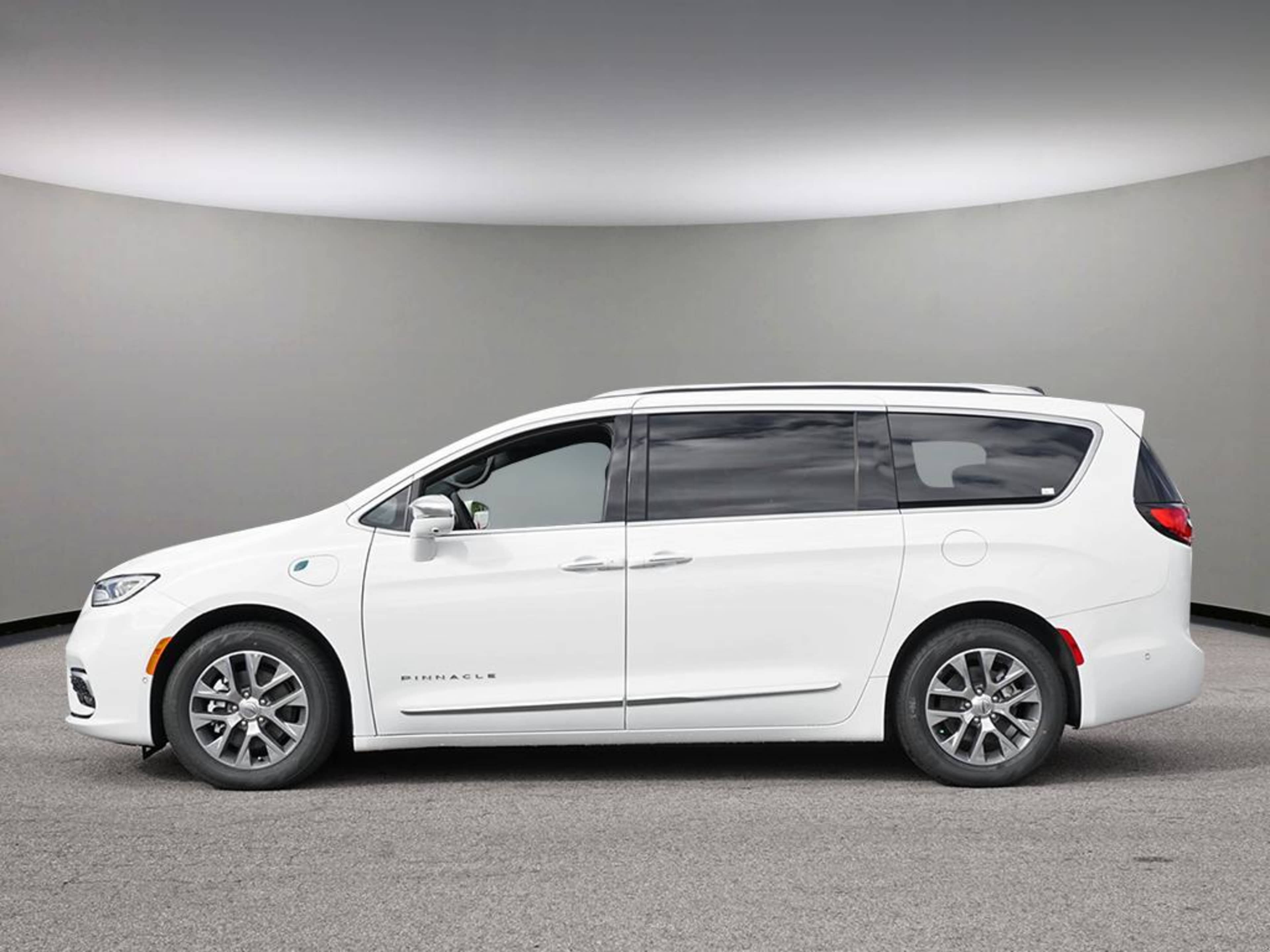 2024 Chrysler Pacifica Hybrid Pinnacle photo 2