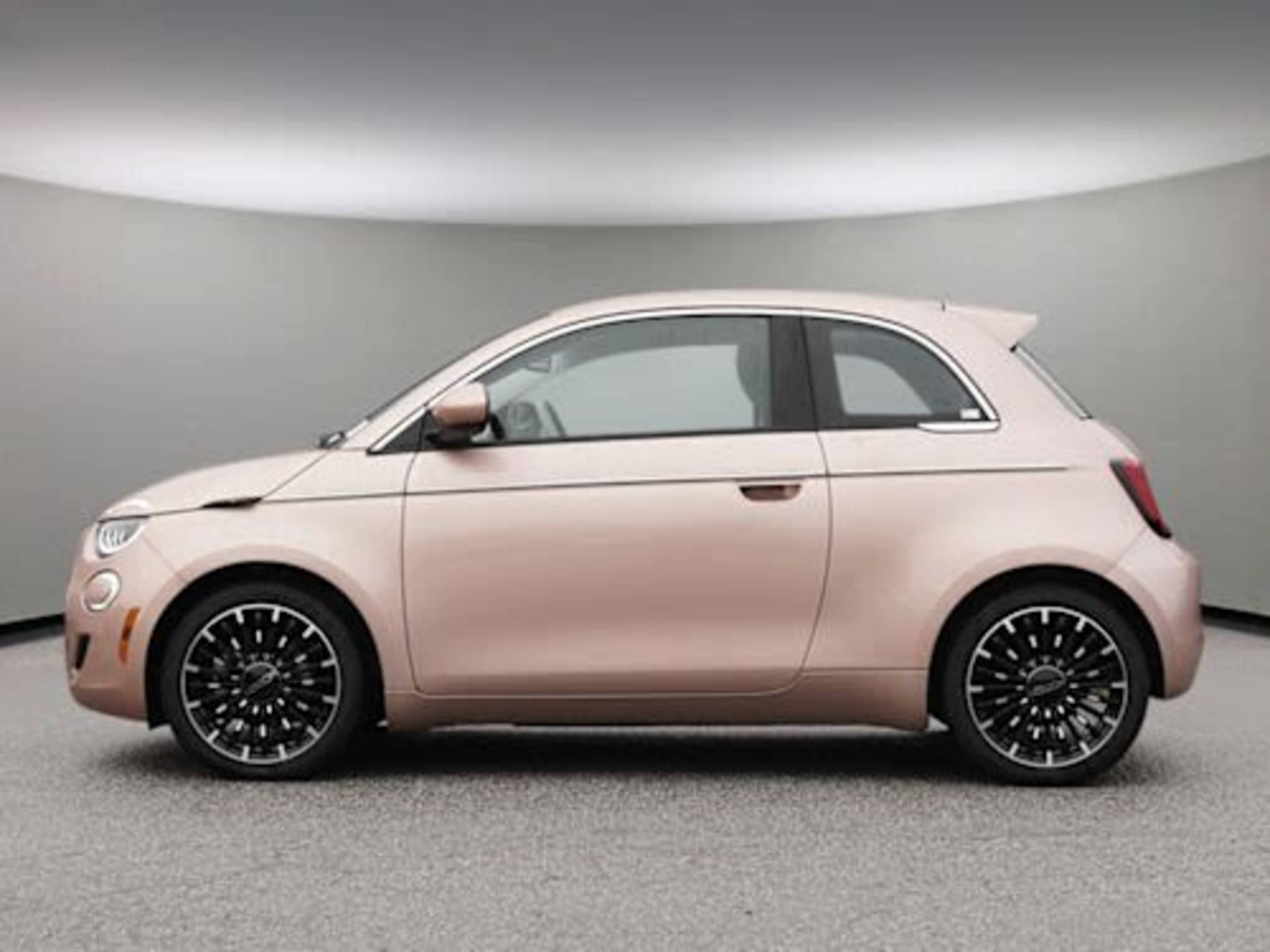 2025 Fiat 500e La Prima photo 3