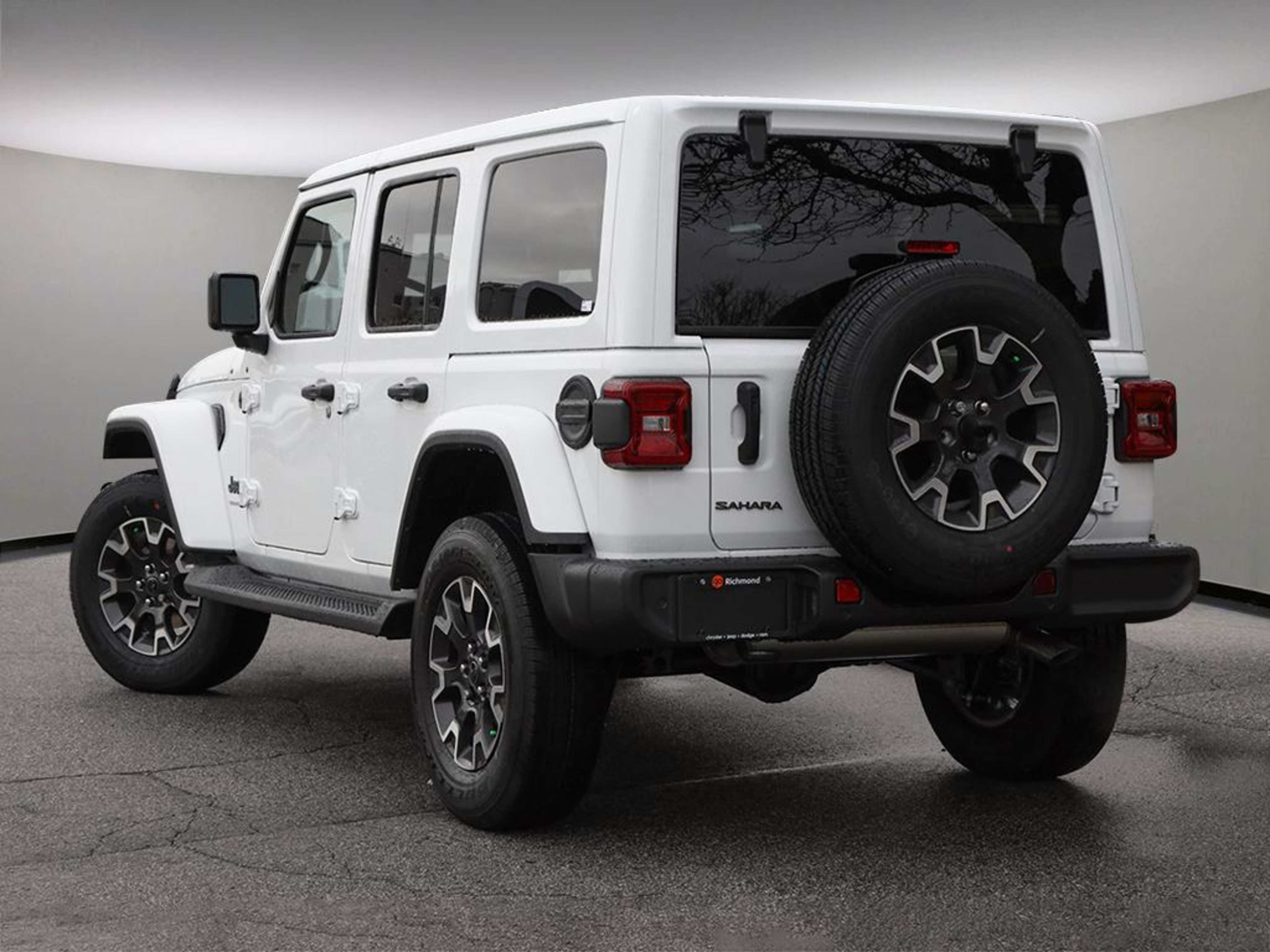 2025 Jeep Wrangler Sahara photo 4