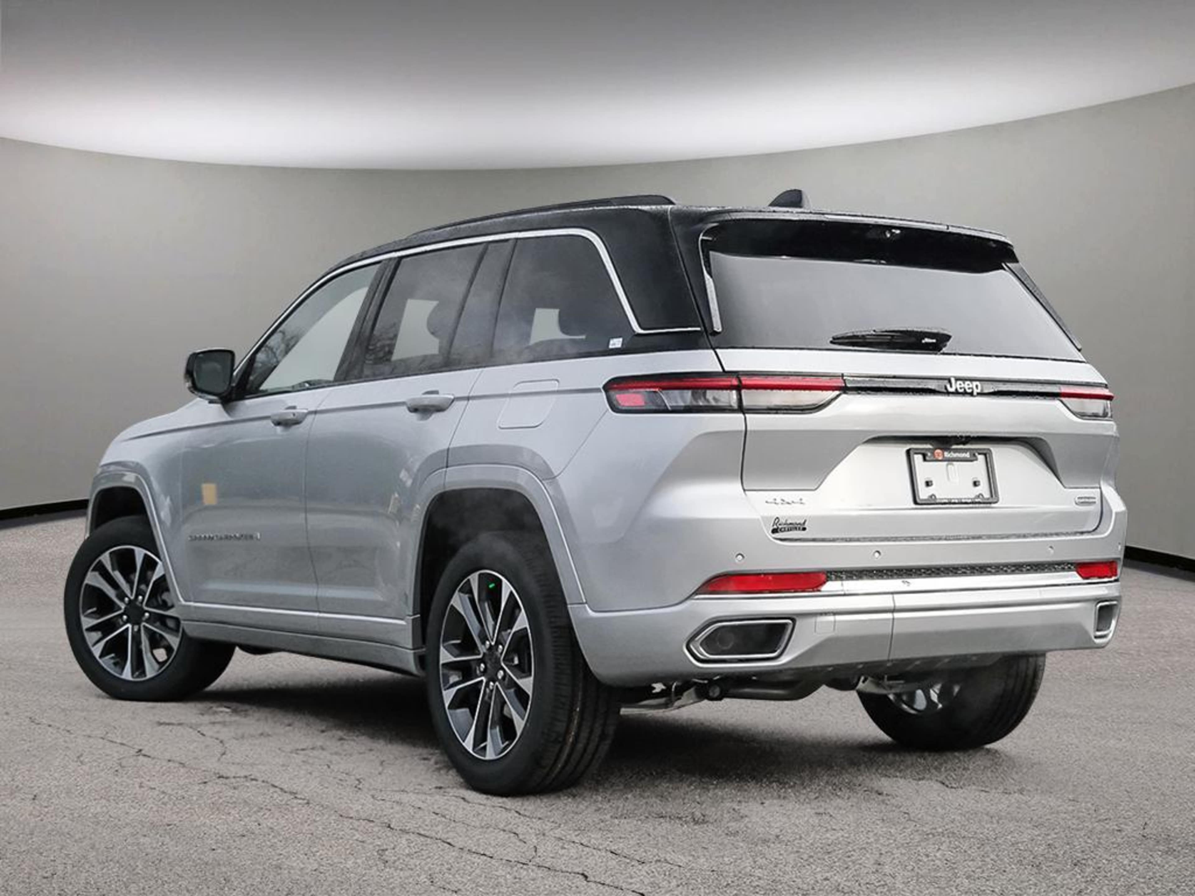 2025 Jeep Grand Cherokee Overland photo 2