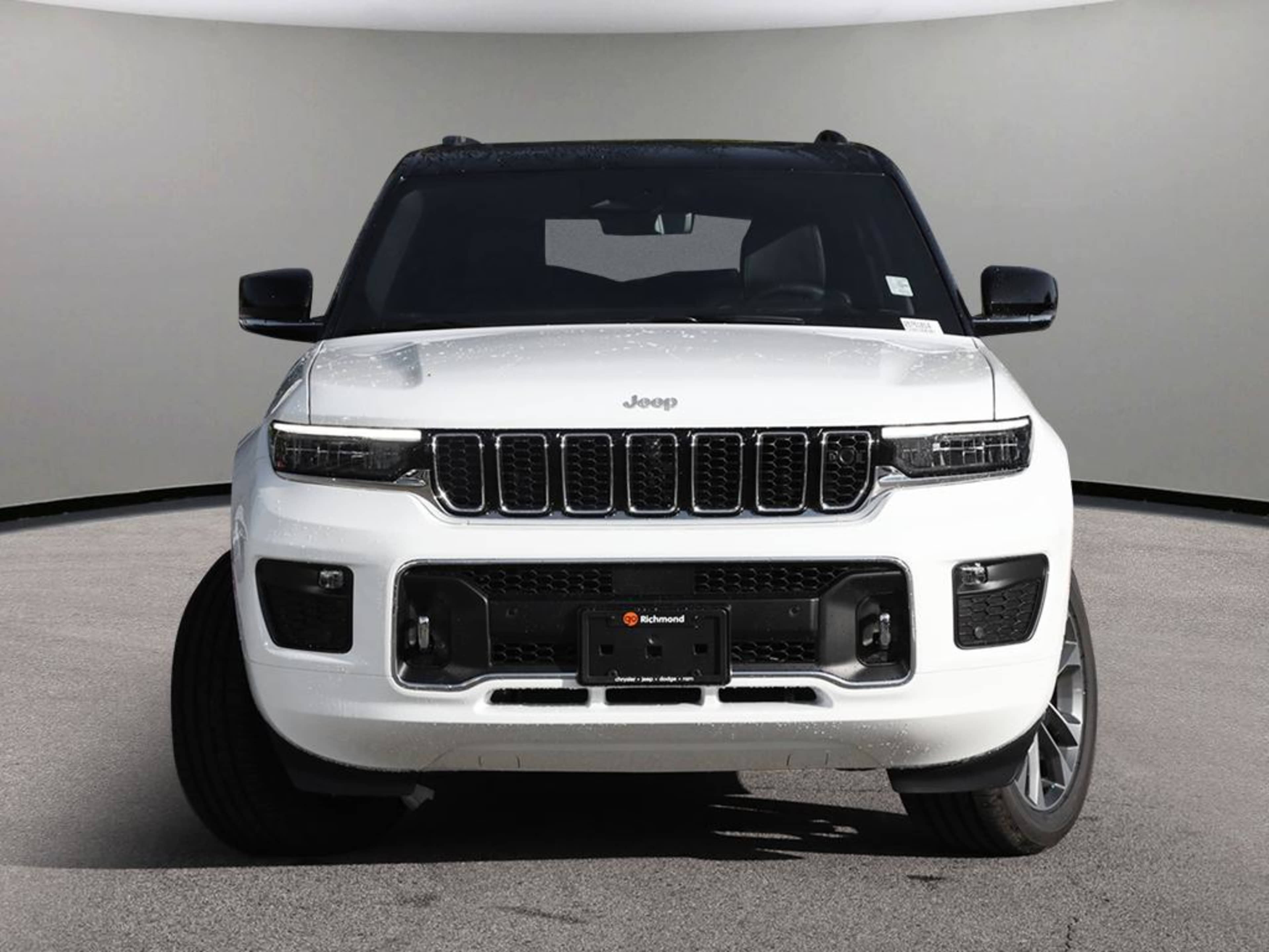 2025 Jeep Grand Cherokee Overland photo 2