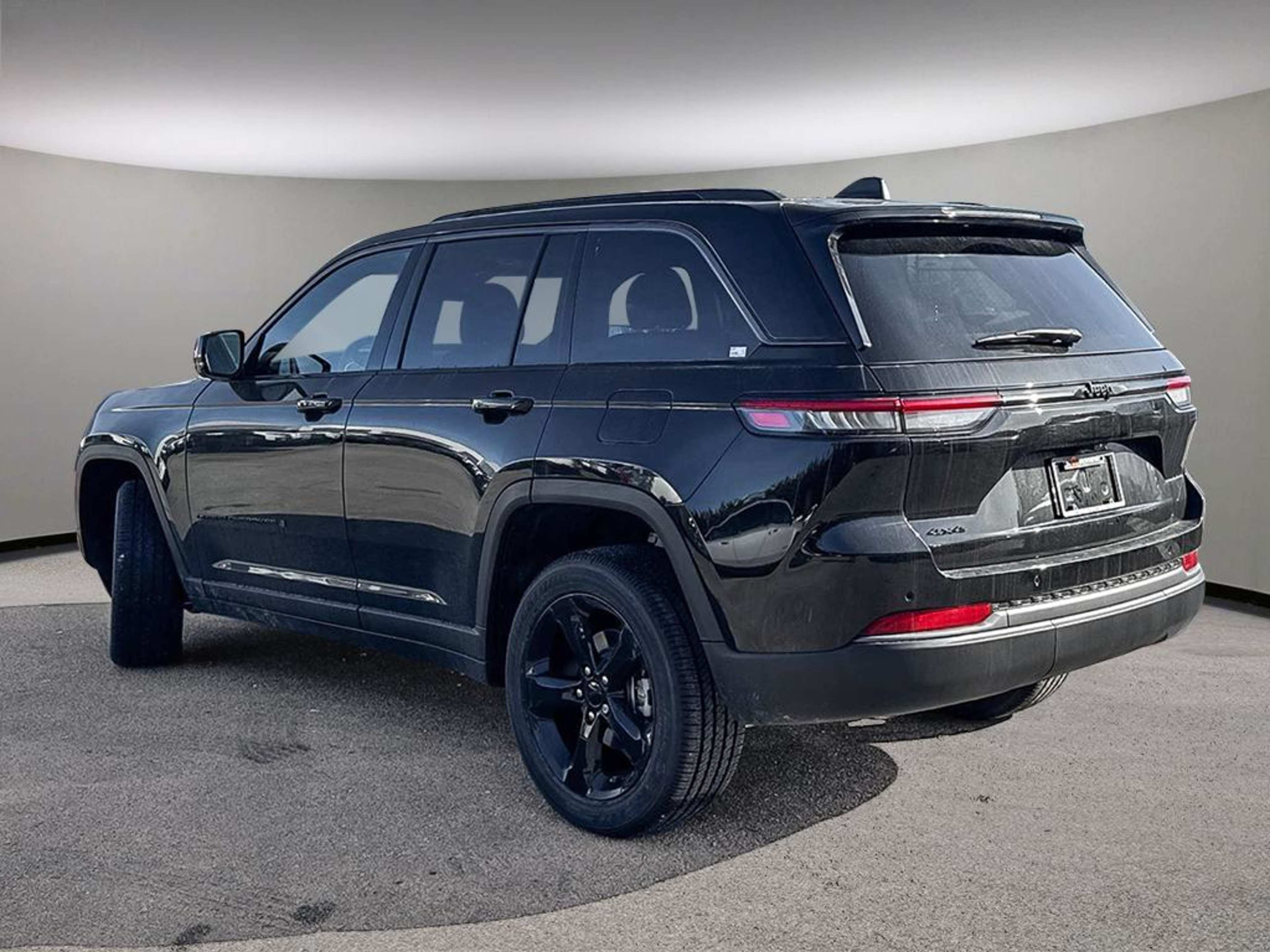 2026 Jeep Grand Cherokee Base Laredo photo 4