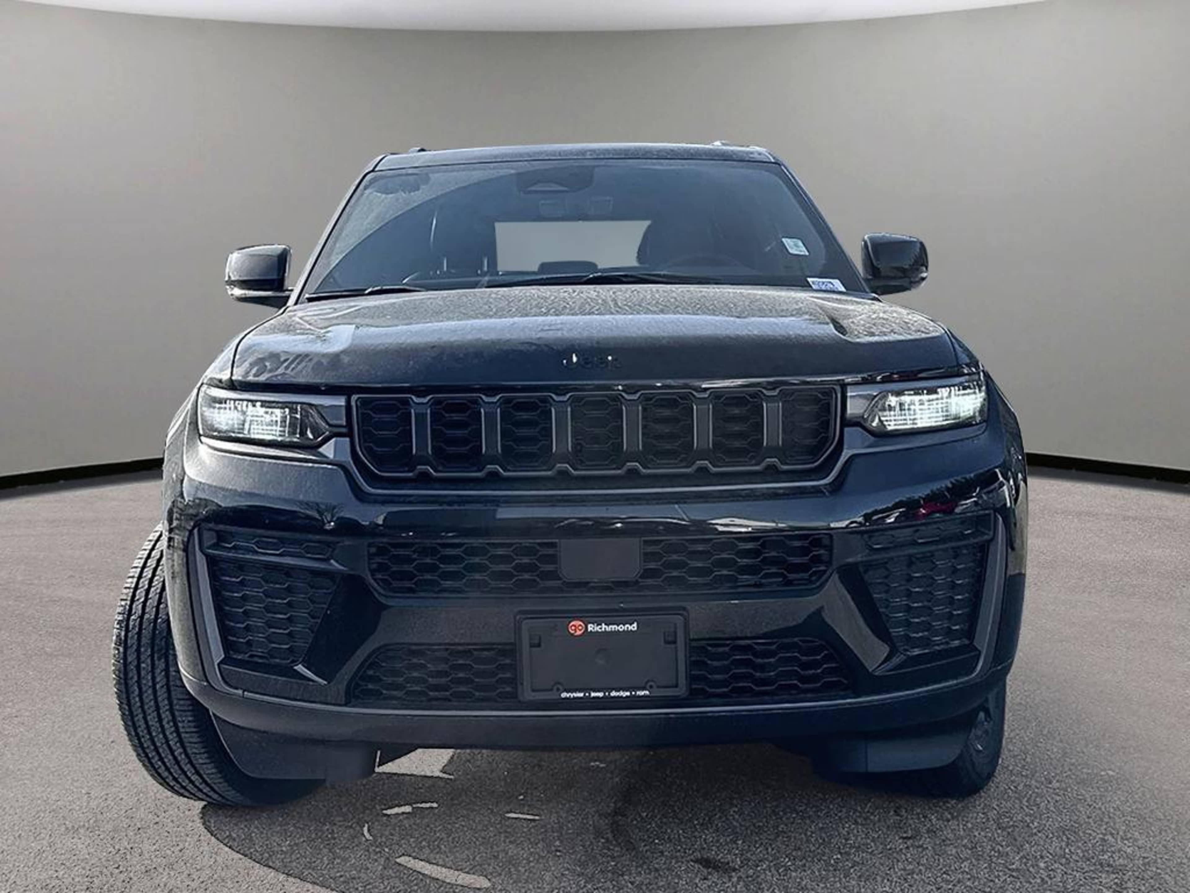 2026 Jeep Grand Cherokee Base Laredo photo 2