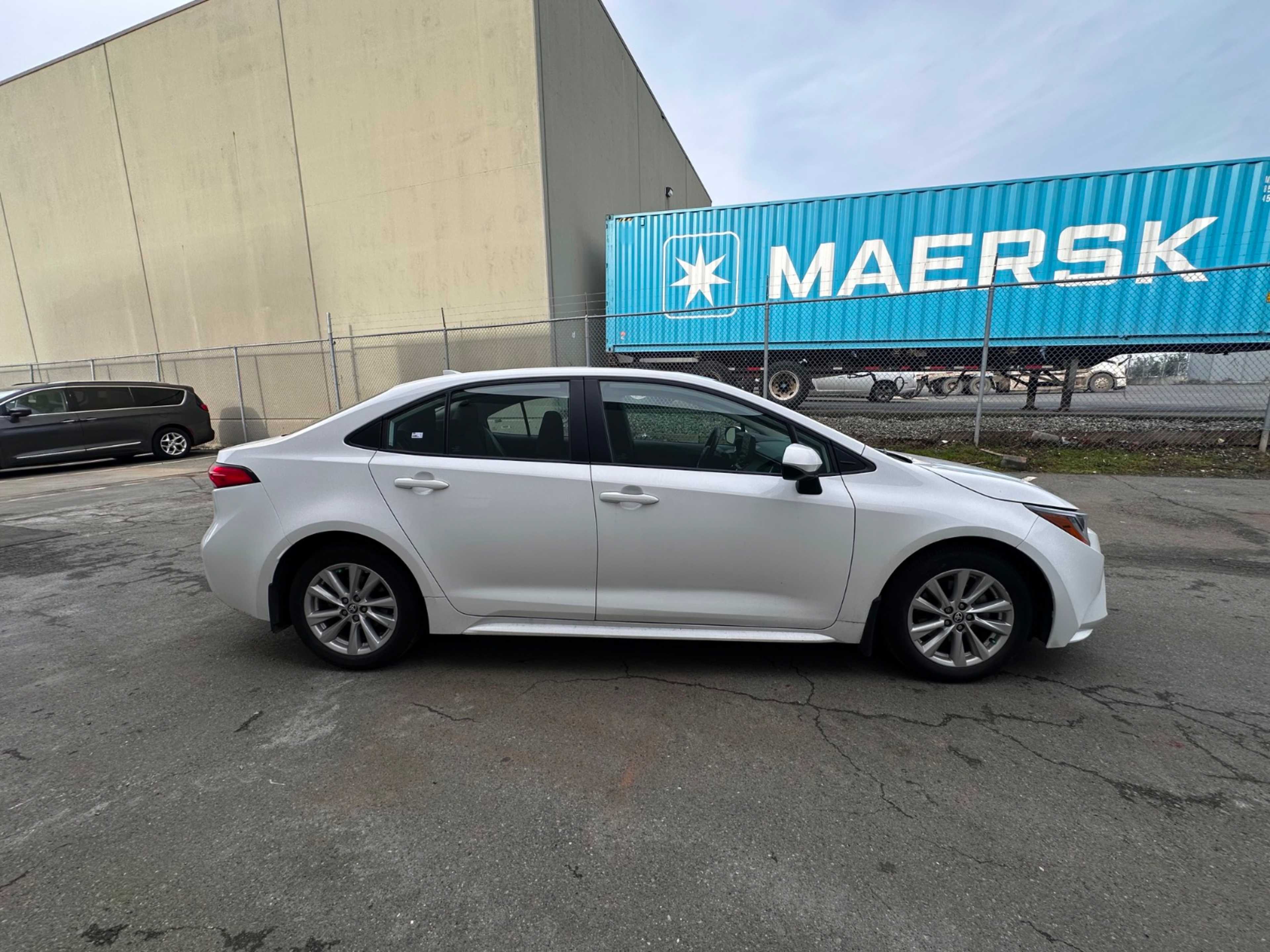 2023 Toyota Corolla LE photo 2