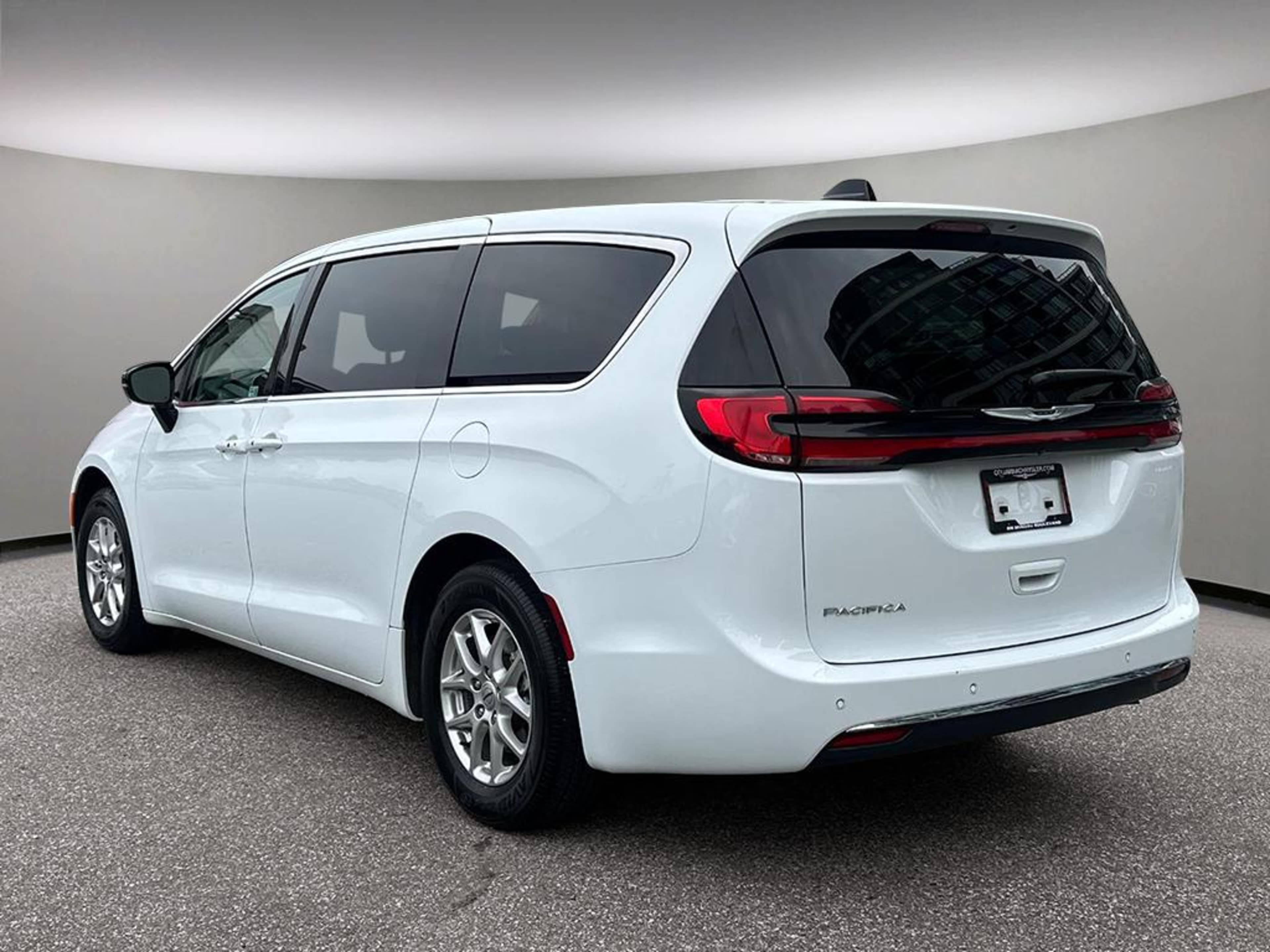 2024 Chrysler Pacifica Touring L photo 4