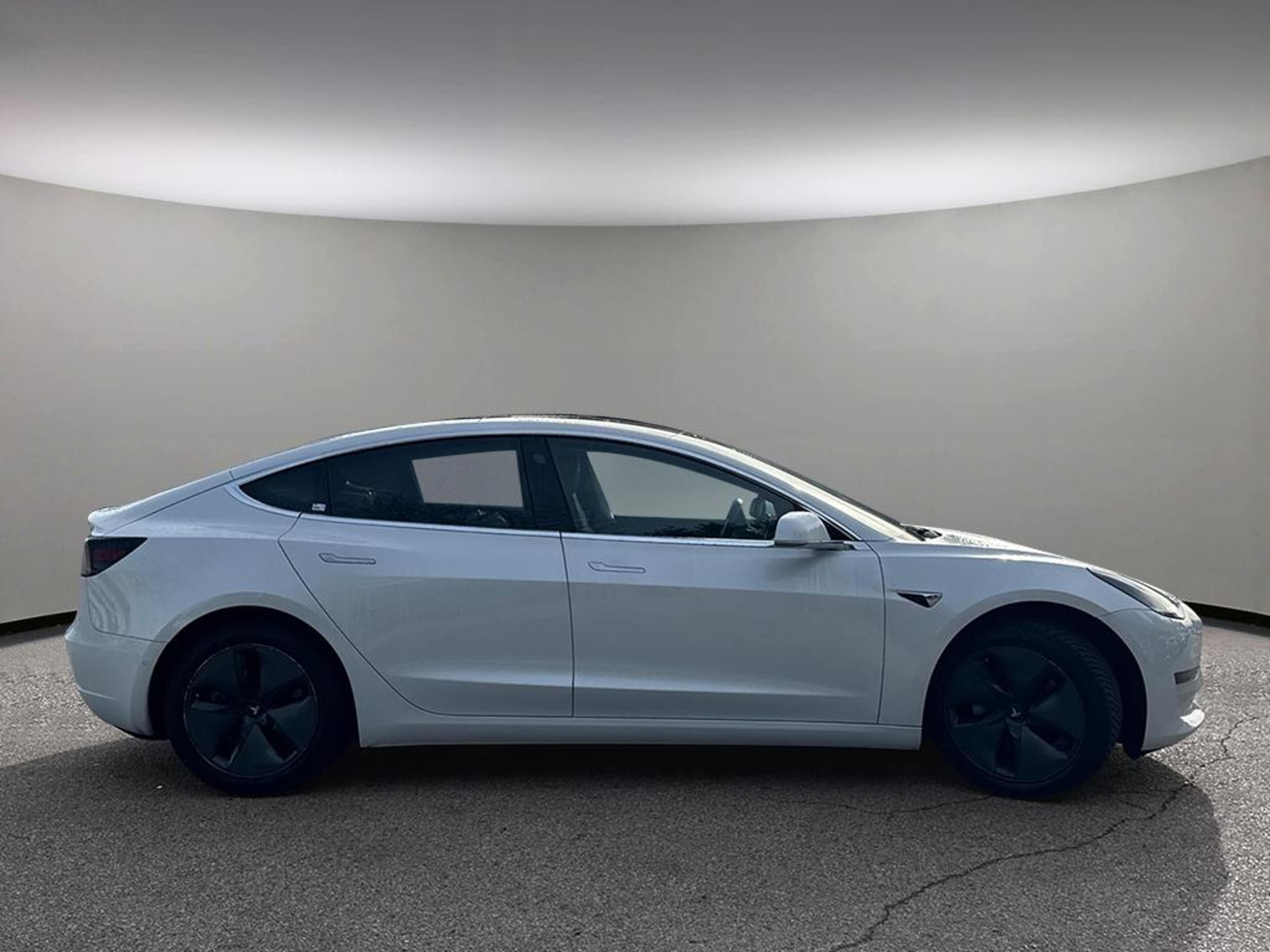 2019 Tesla Model 3 Standard Range Plus photo 3