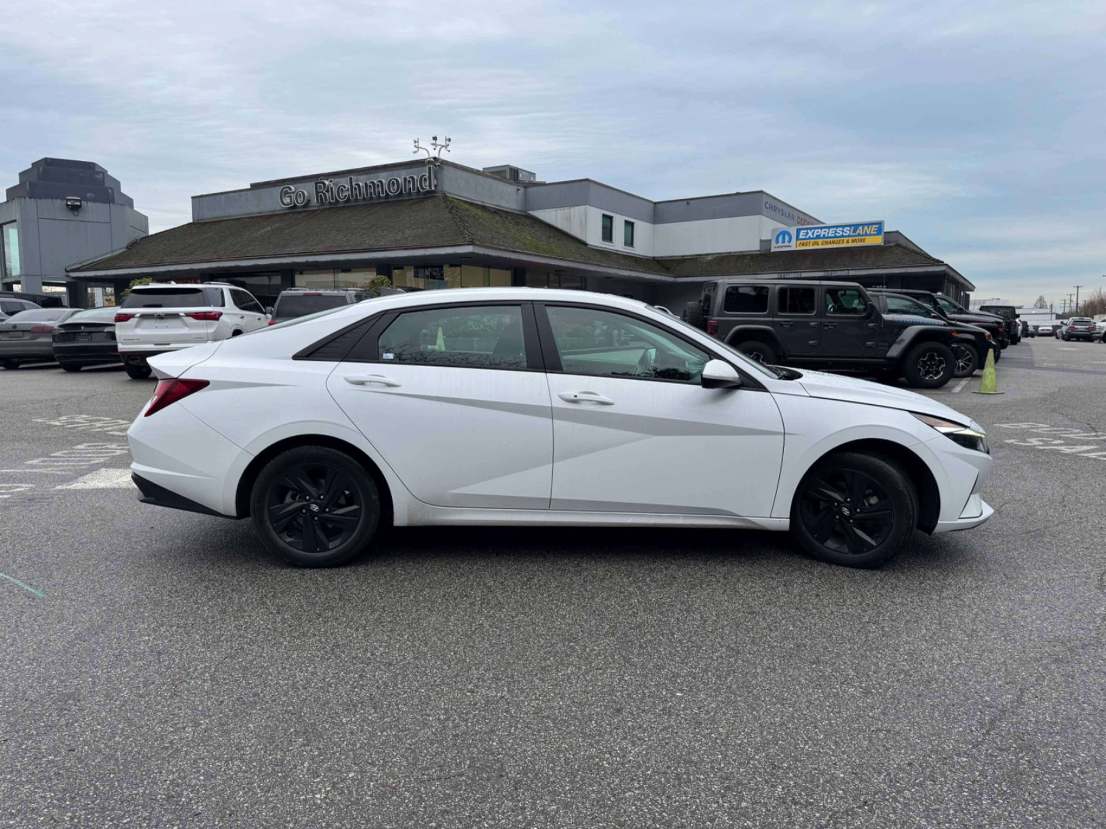 2023 Hyundai Elantra SEL photo 2