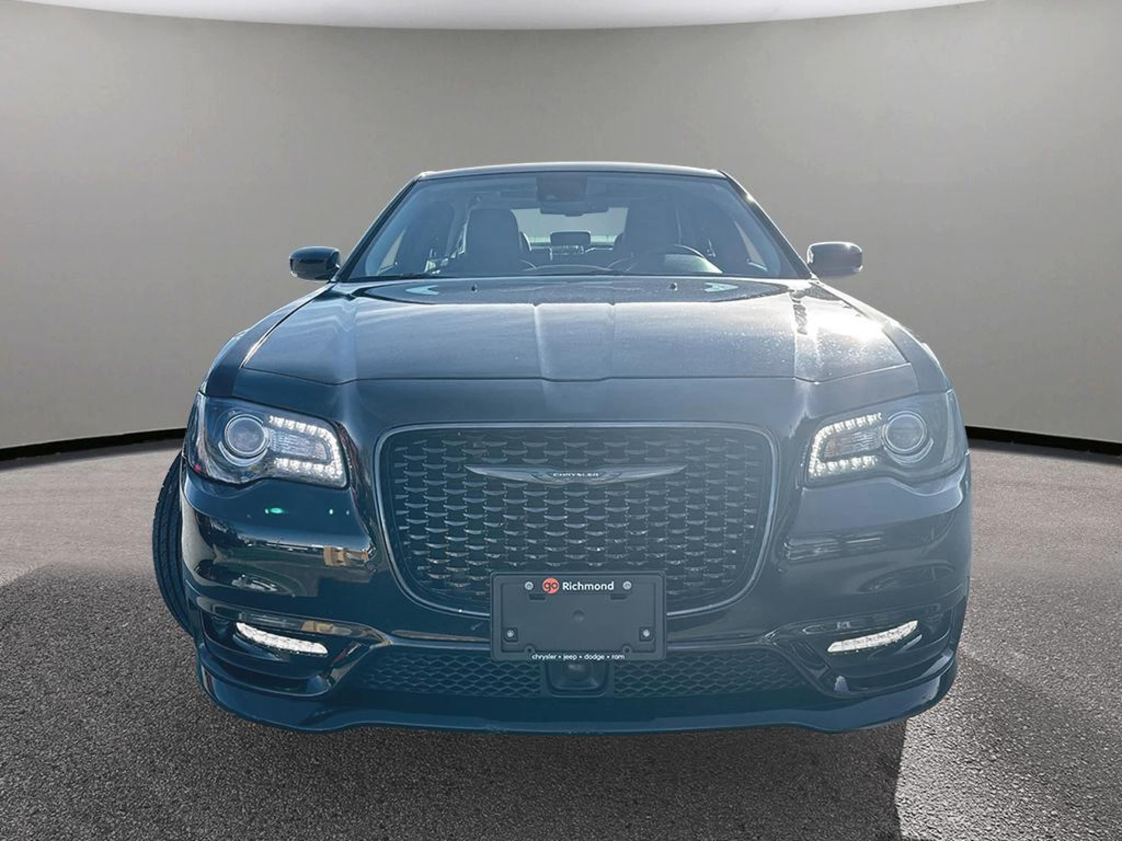 2023 Chrysler 300 Touring L photo 2