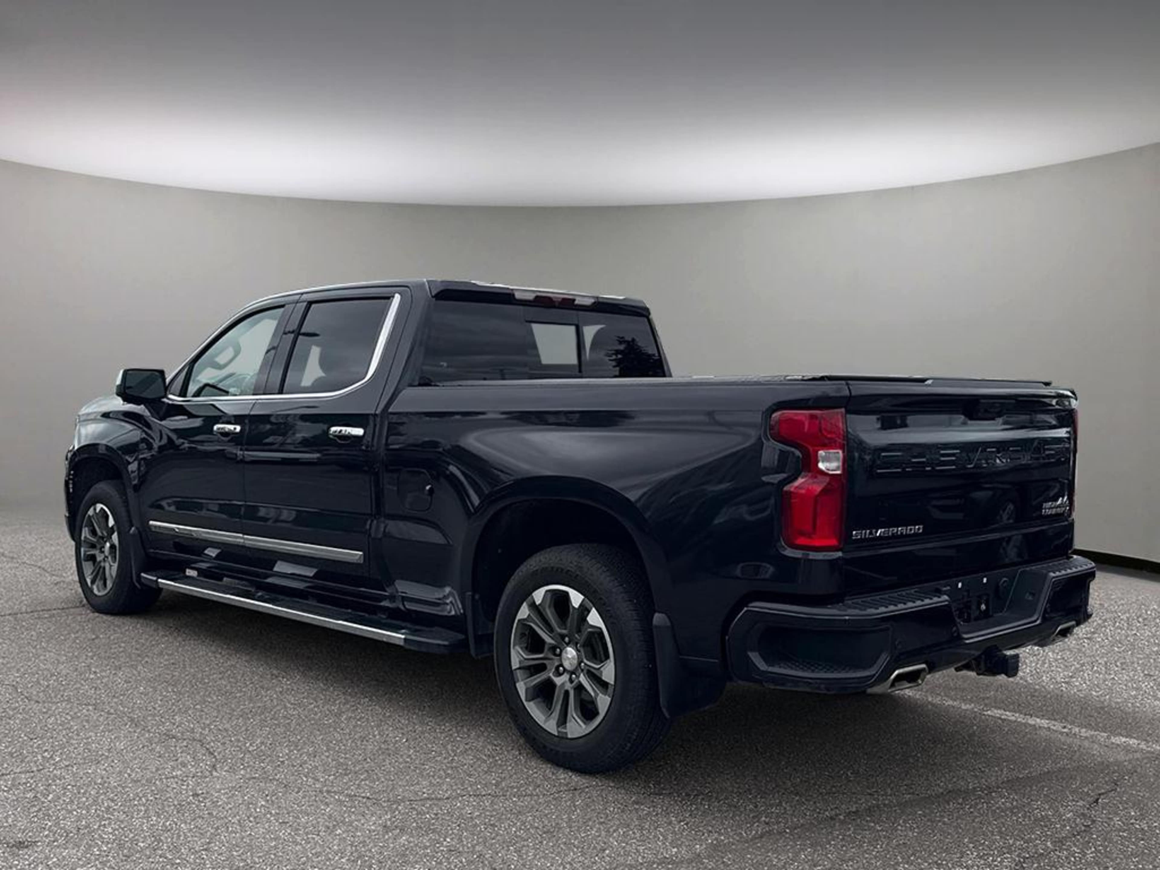 2022 Chevrolet Silverado 1500 High Country photo 3