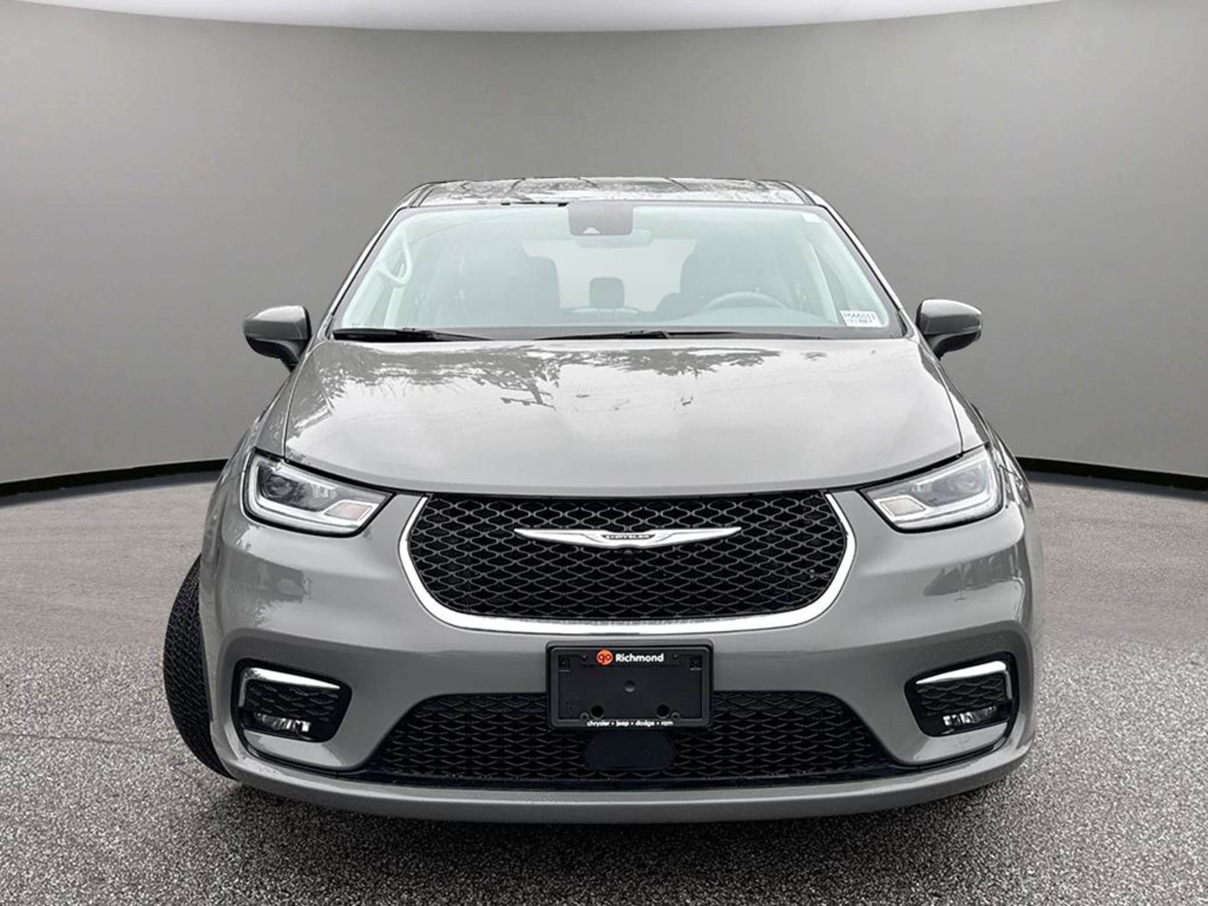 2023 Chrysler Pacifica Touring L photo 2