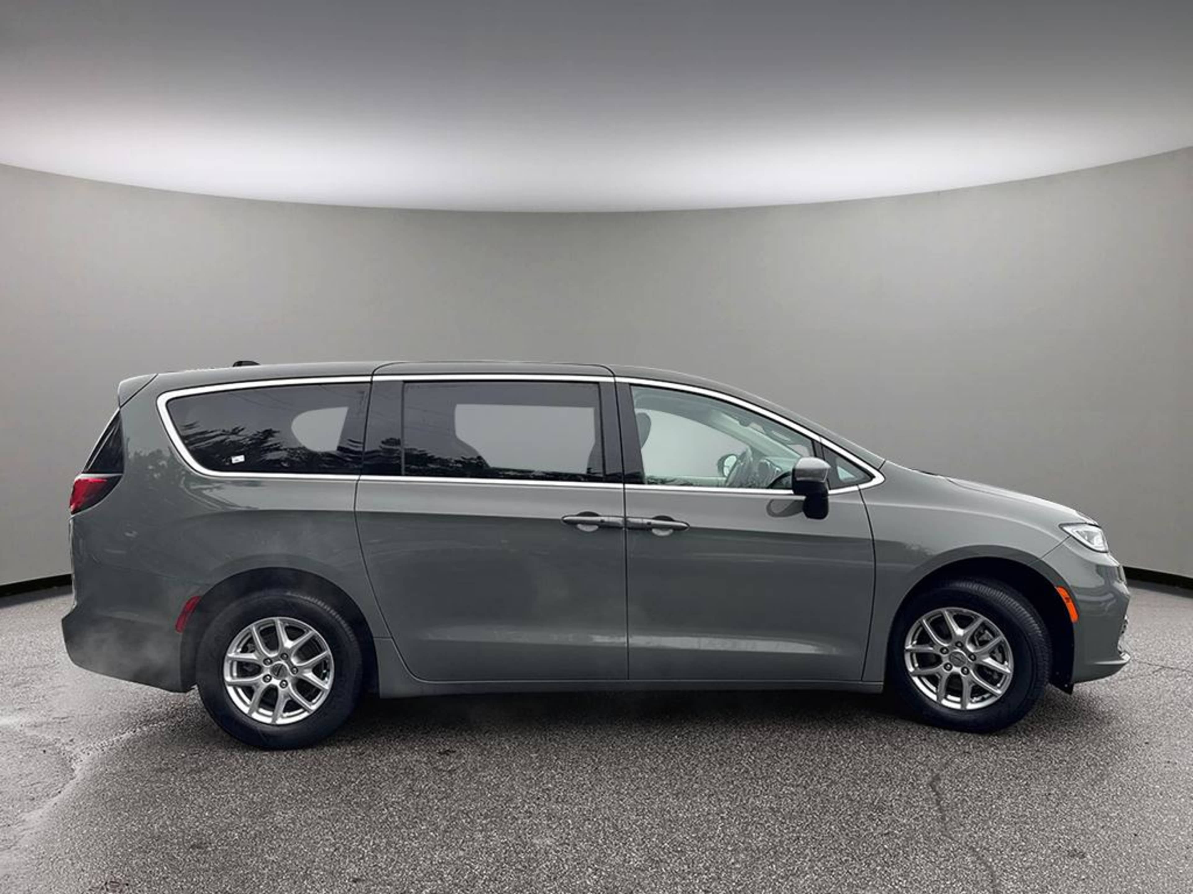 2023 Chrysler Pacifica Touring L photo 3