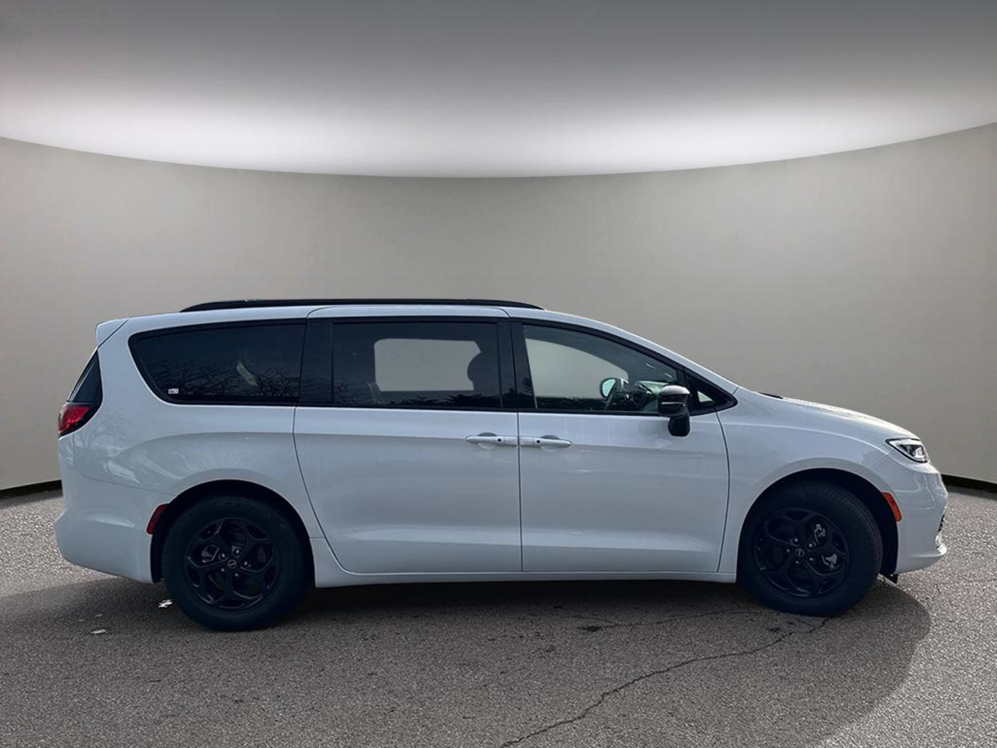 2025 Chrysler Pacifica Limited photo 3