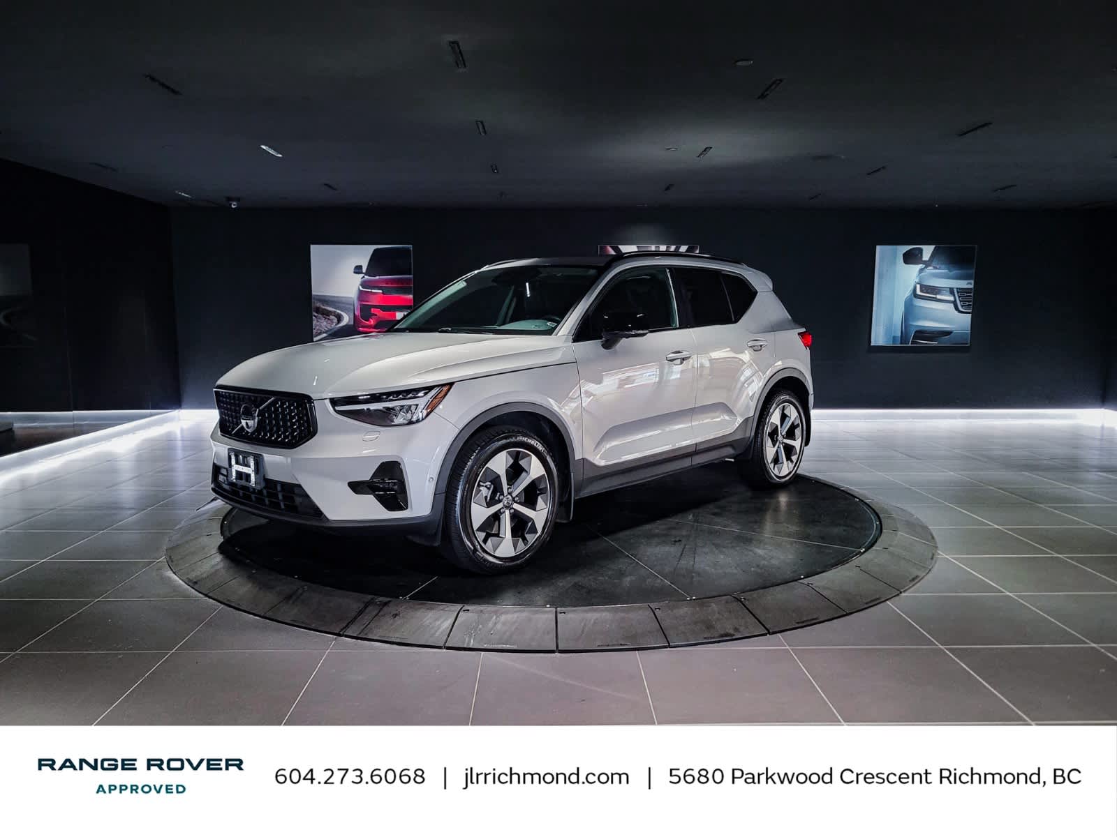 2023 Volvo XC40 Plus Dark Theme
