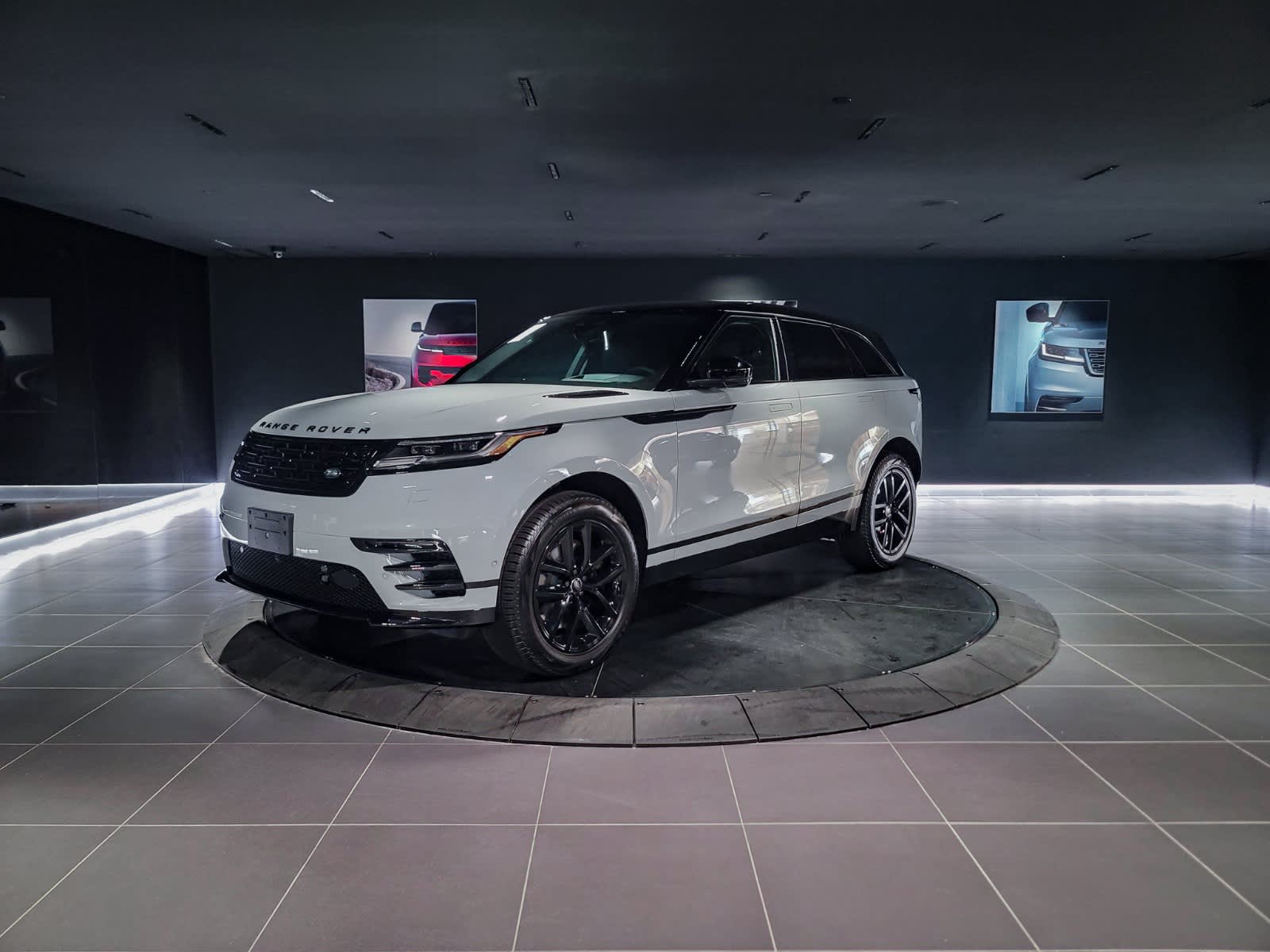 2026 Land Rover Range Rover Velar Dynamic SE