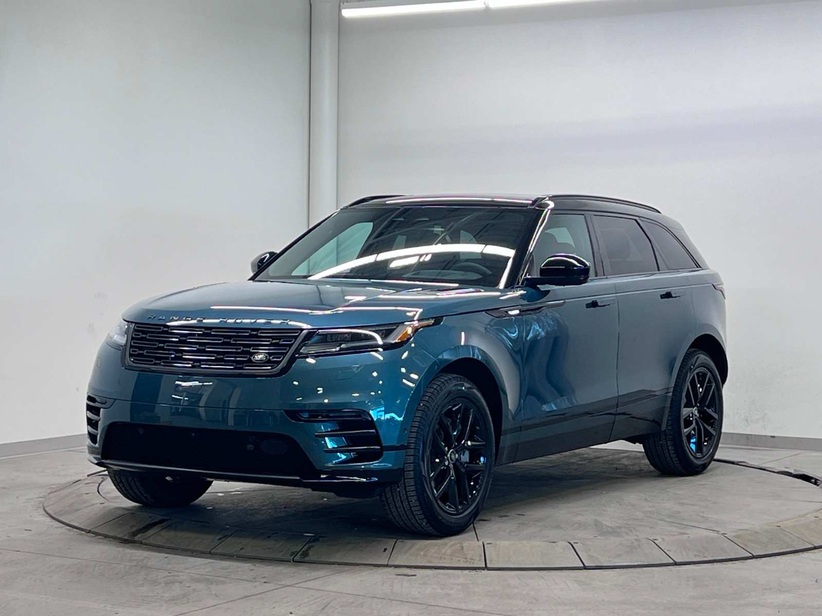 2026 Land Rover Range Rover Velar Dynamic SE