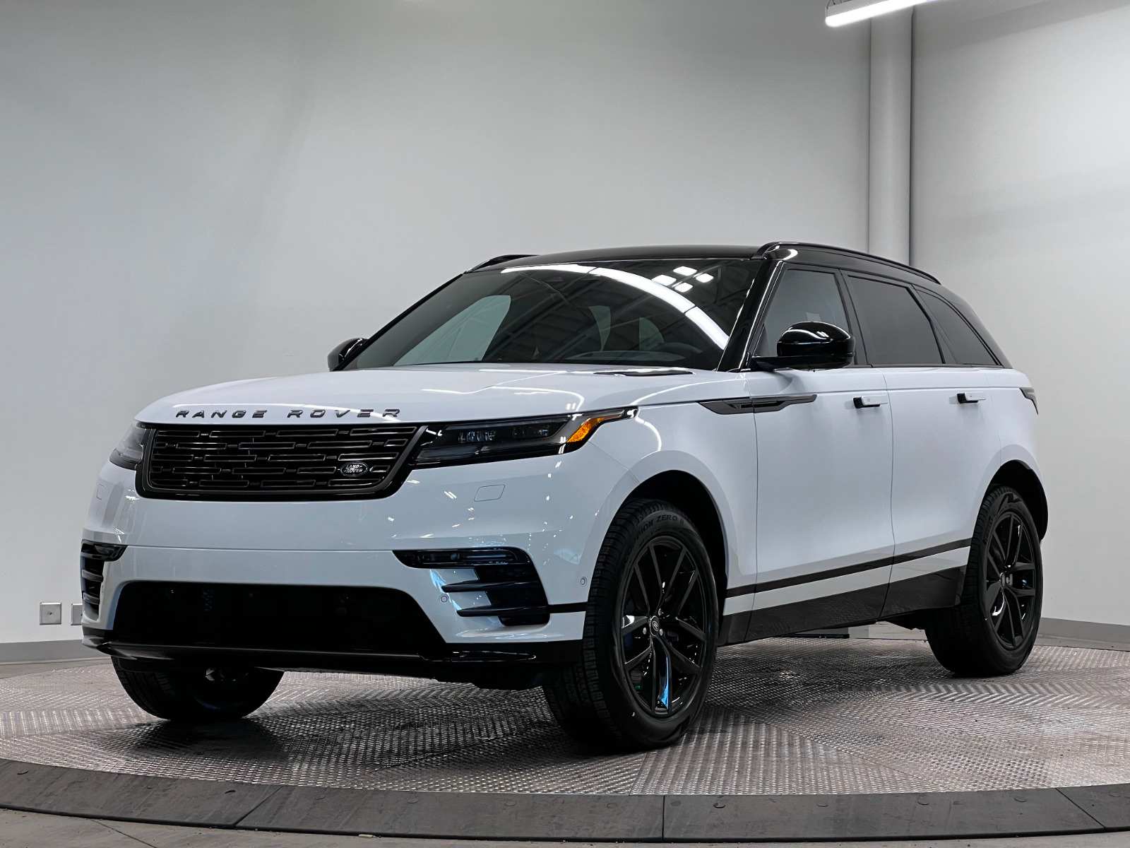 2026 Land Rover Range Rover Velar Dynamic SE