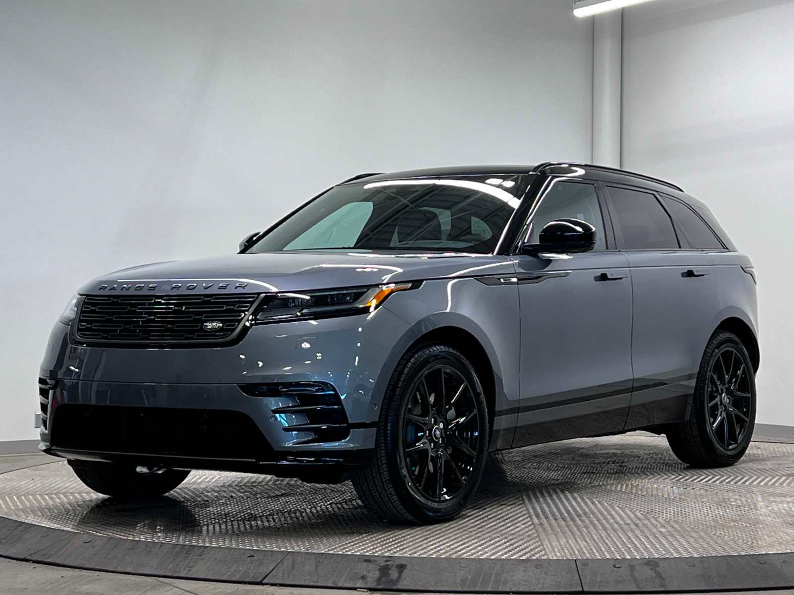 2026 Land Rover Range Rover Velar Dynamic SE