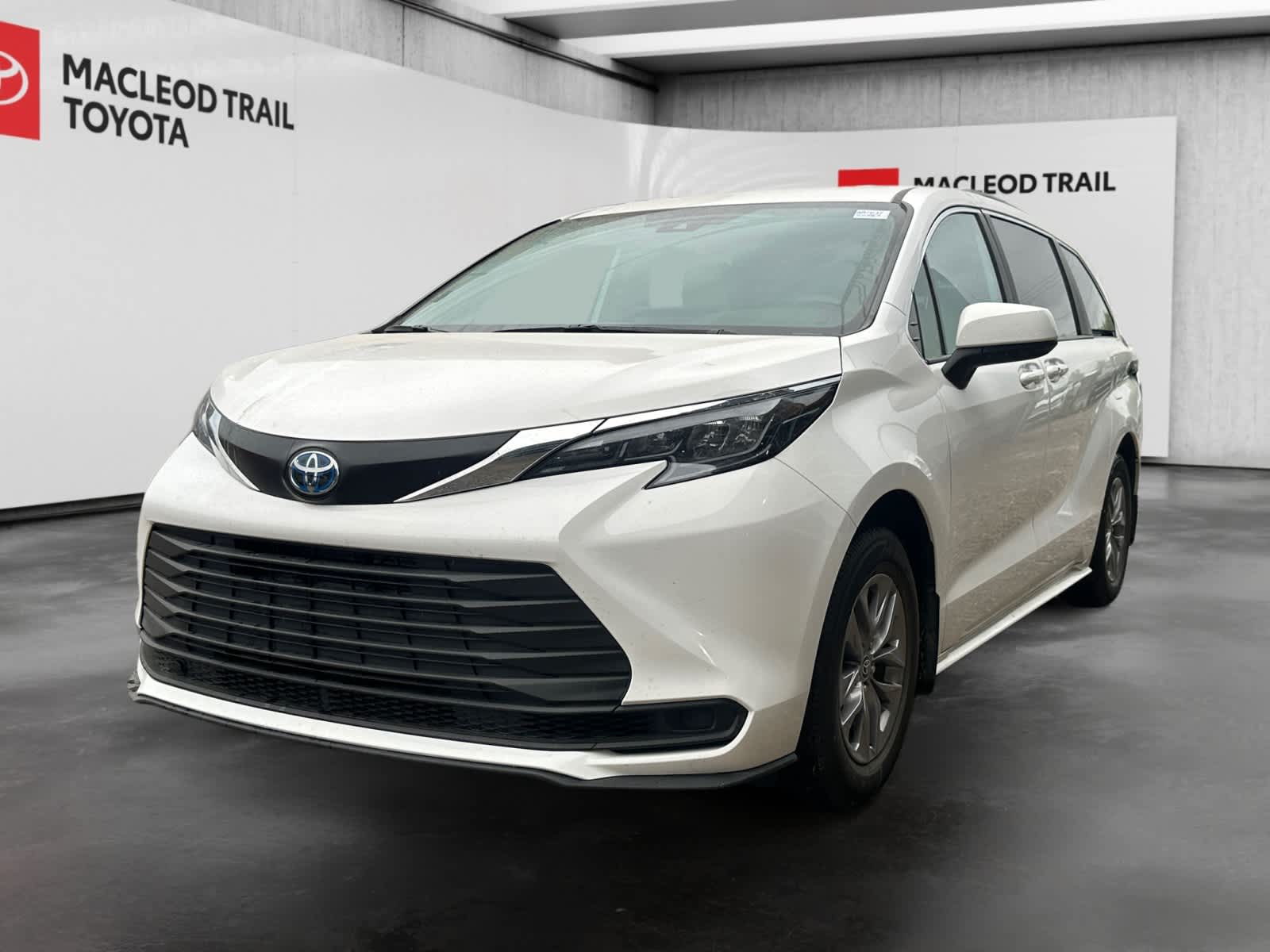 2025 Toyota Sienna LE