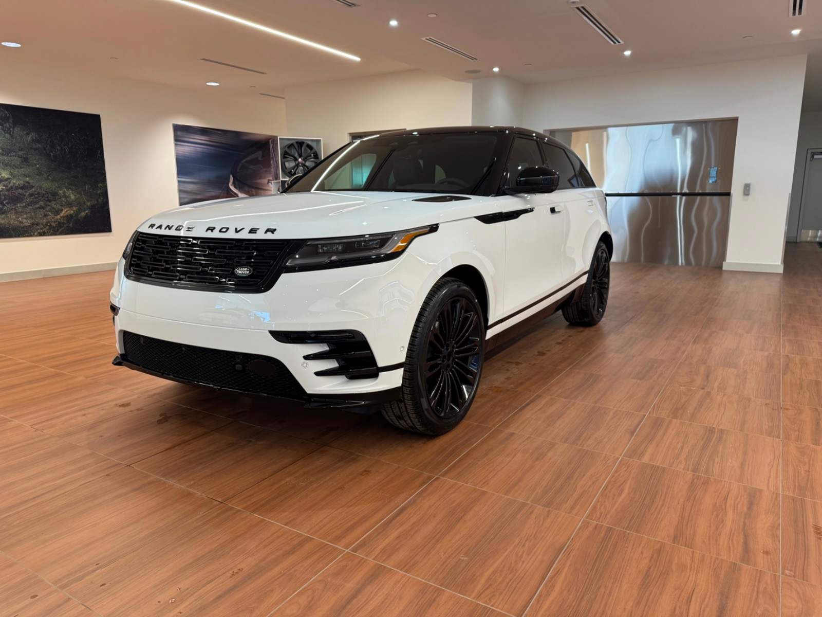 2026 Land Rover Range Rover Velar Dynamic SE