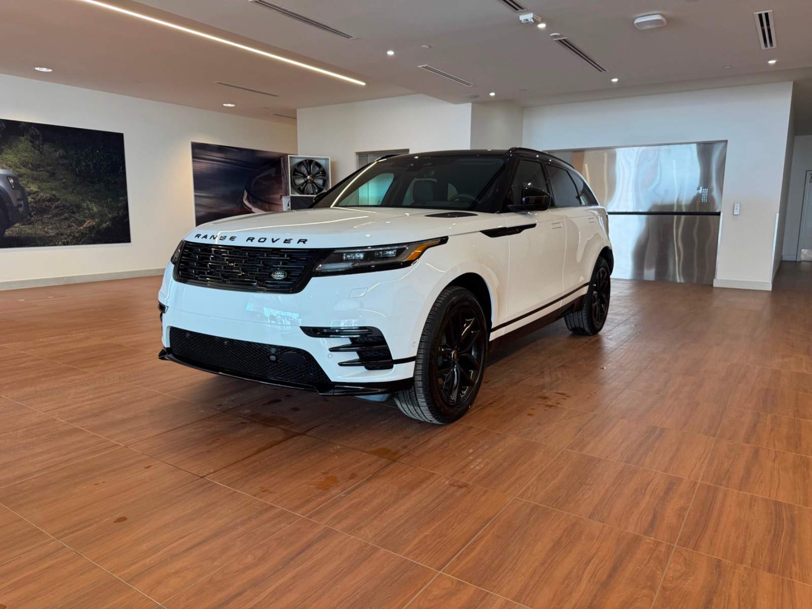 2026 Land Rover Range Rover Velar Dynamic SE