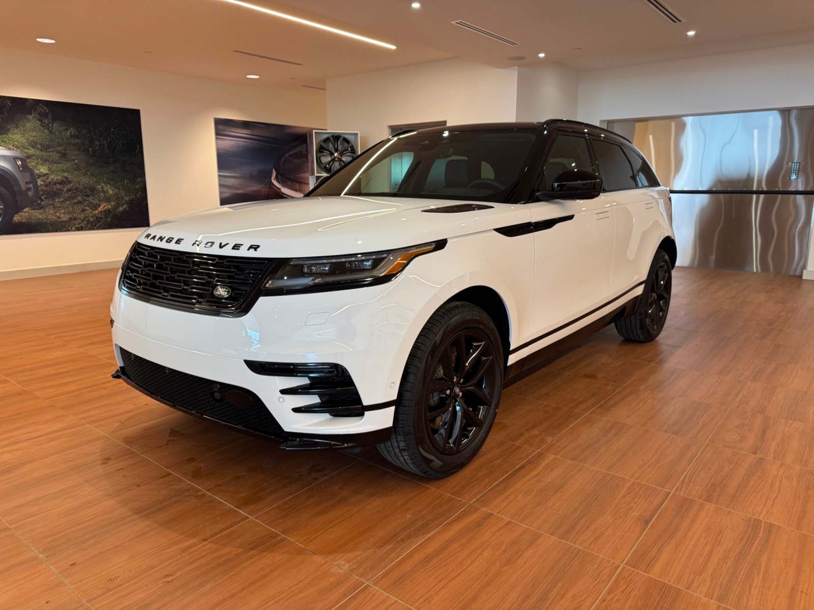 2026 Land Rover Range Rover Velar Dynamic SE
