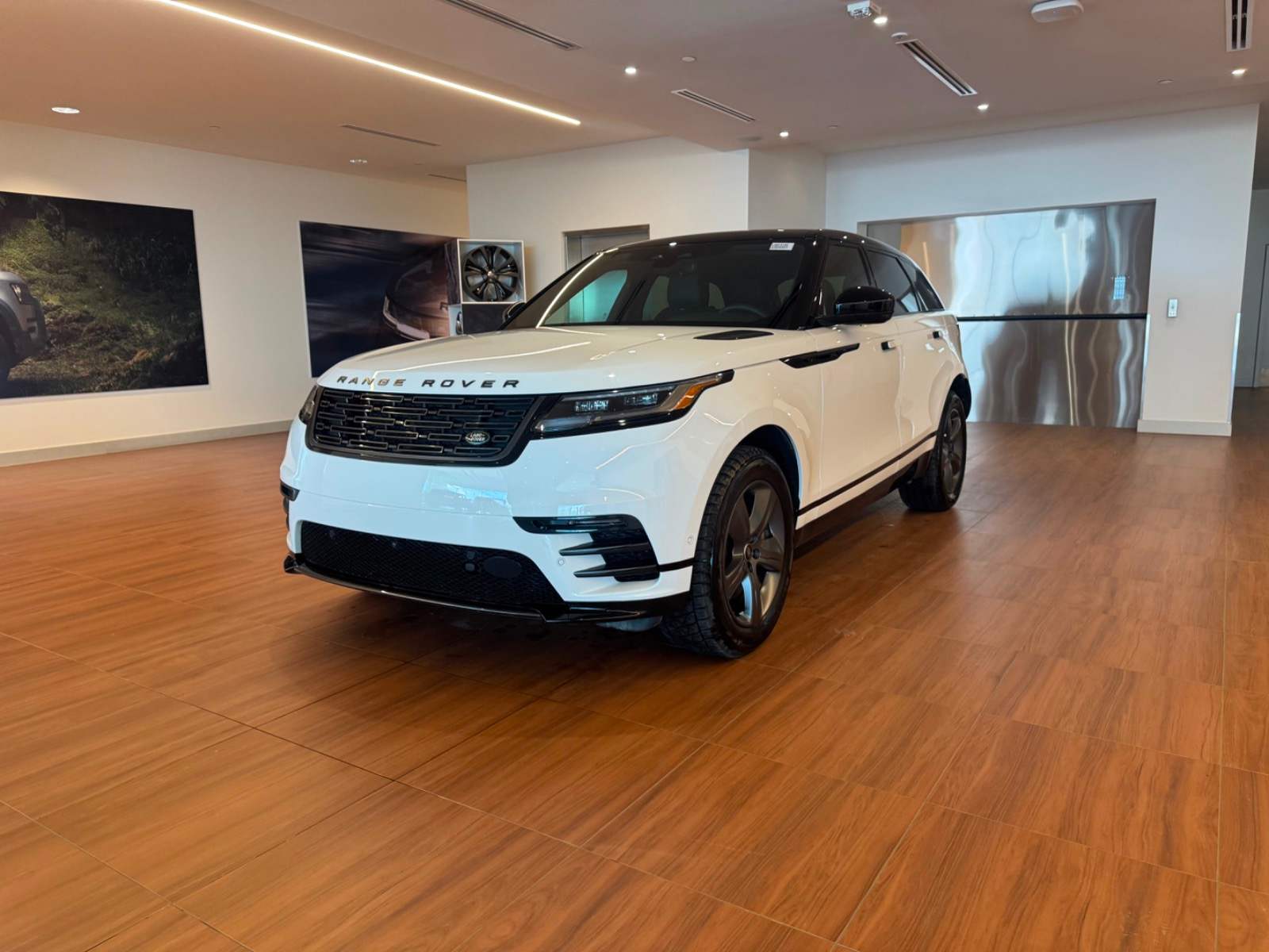2026 Land Rover Range Rover Velar Dynamic SE