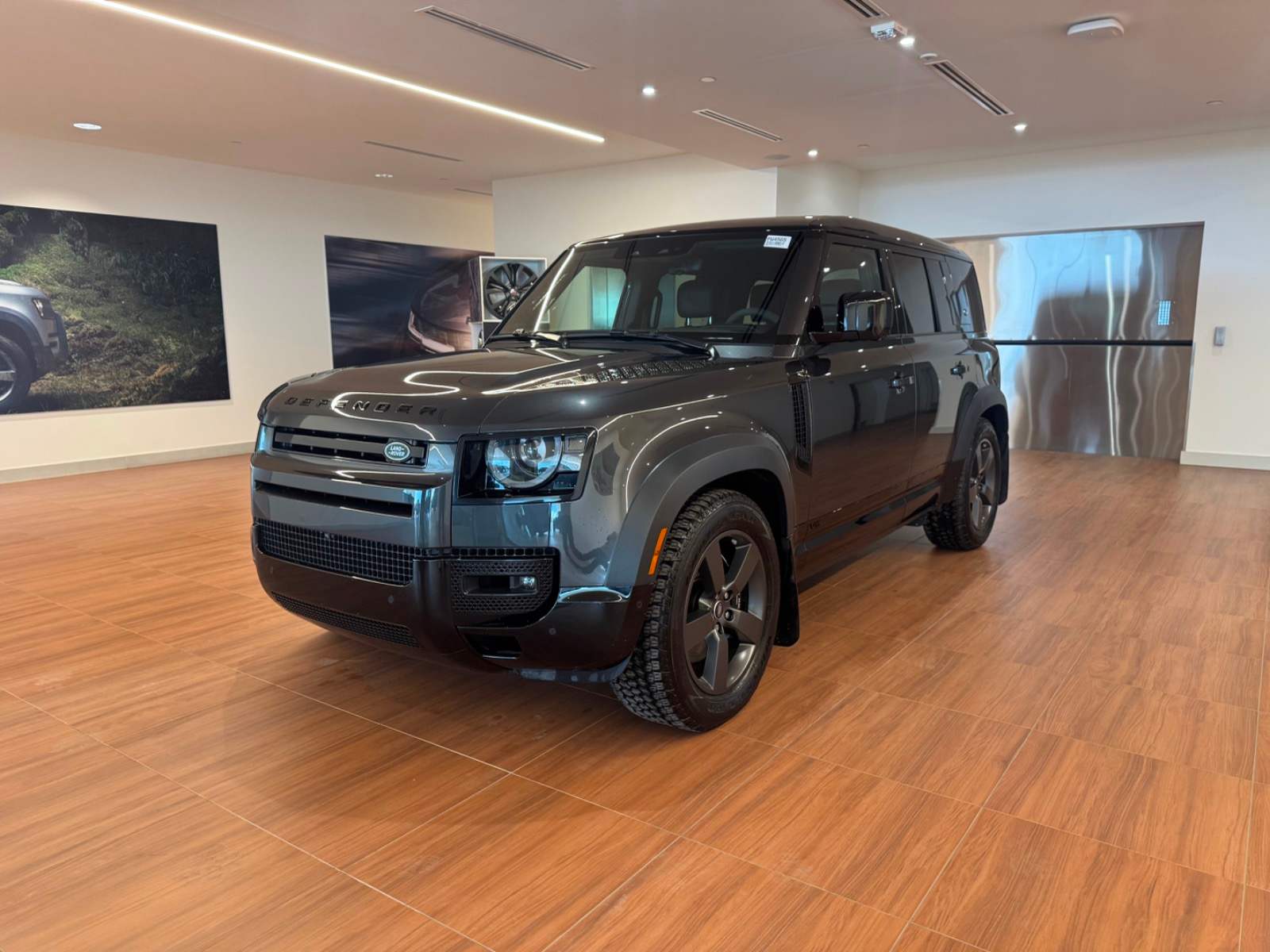 2023 Land Rover Defender V8