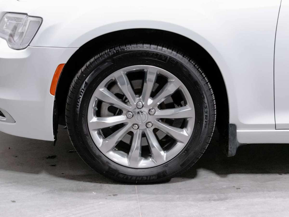 2023 Chrysler 300 300 Touring — photo 6