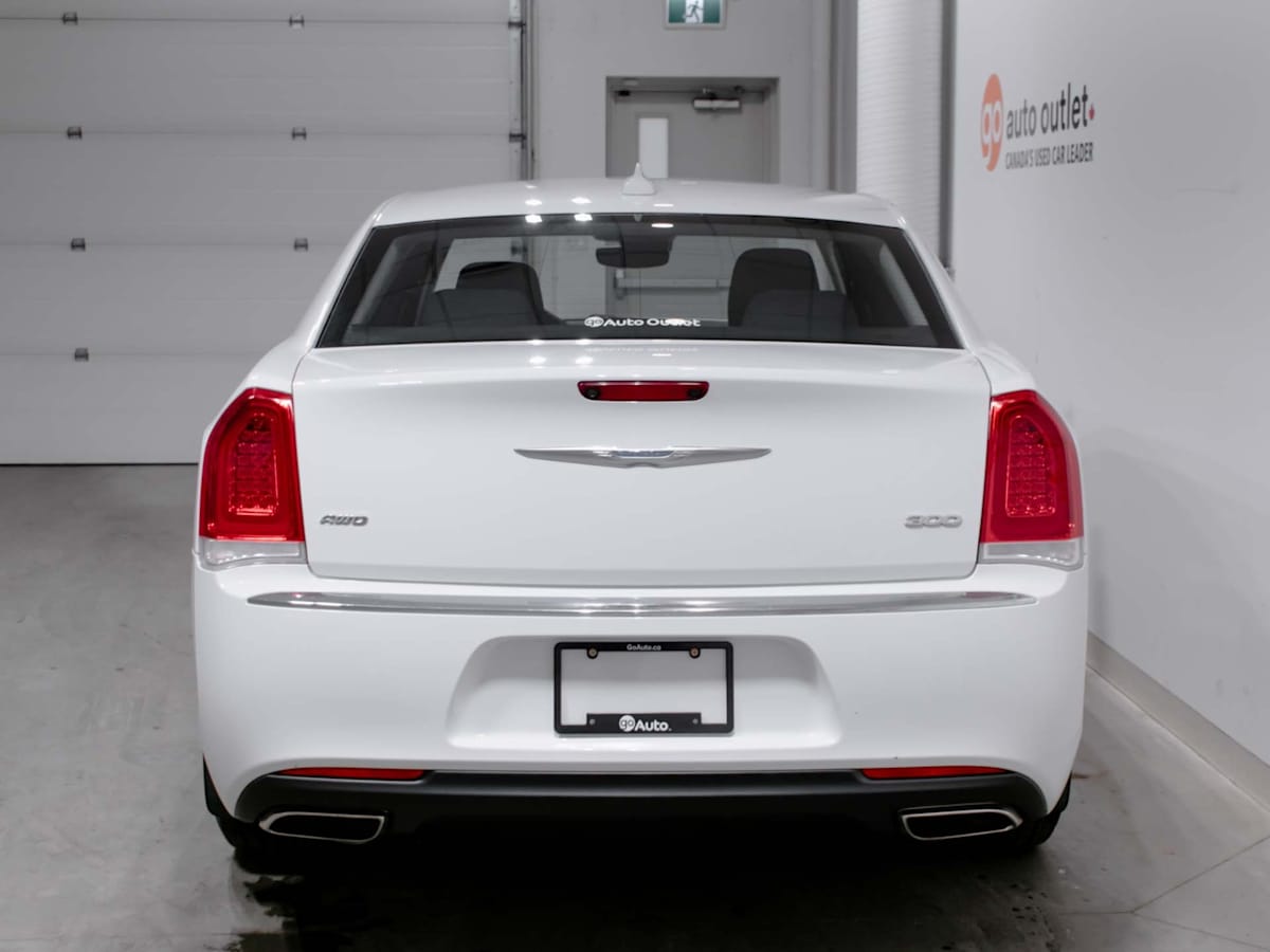 2023 Chrysler 300 300 Touring — photo 7