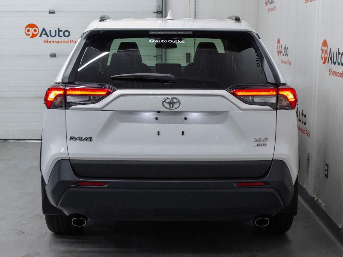 2020 Toyota RAV4 XLE — photo 8