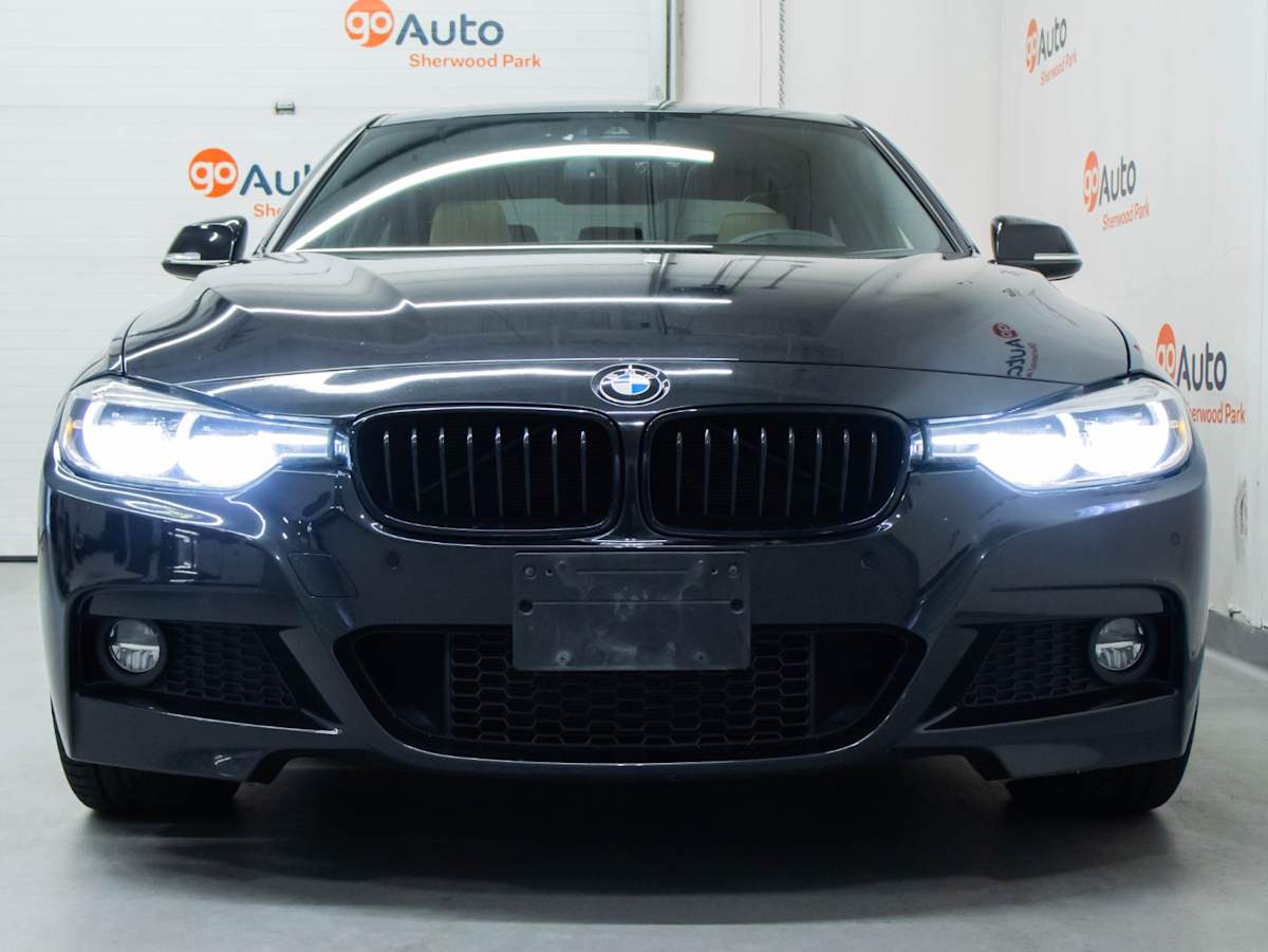 2018 BMW 3 Series 330i xDrive — photo 2