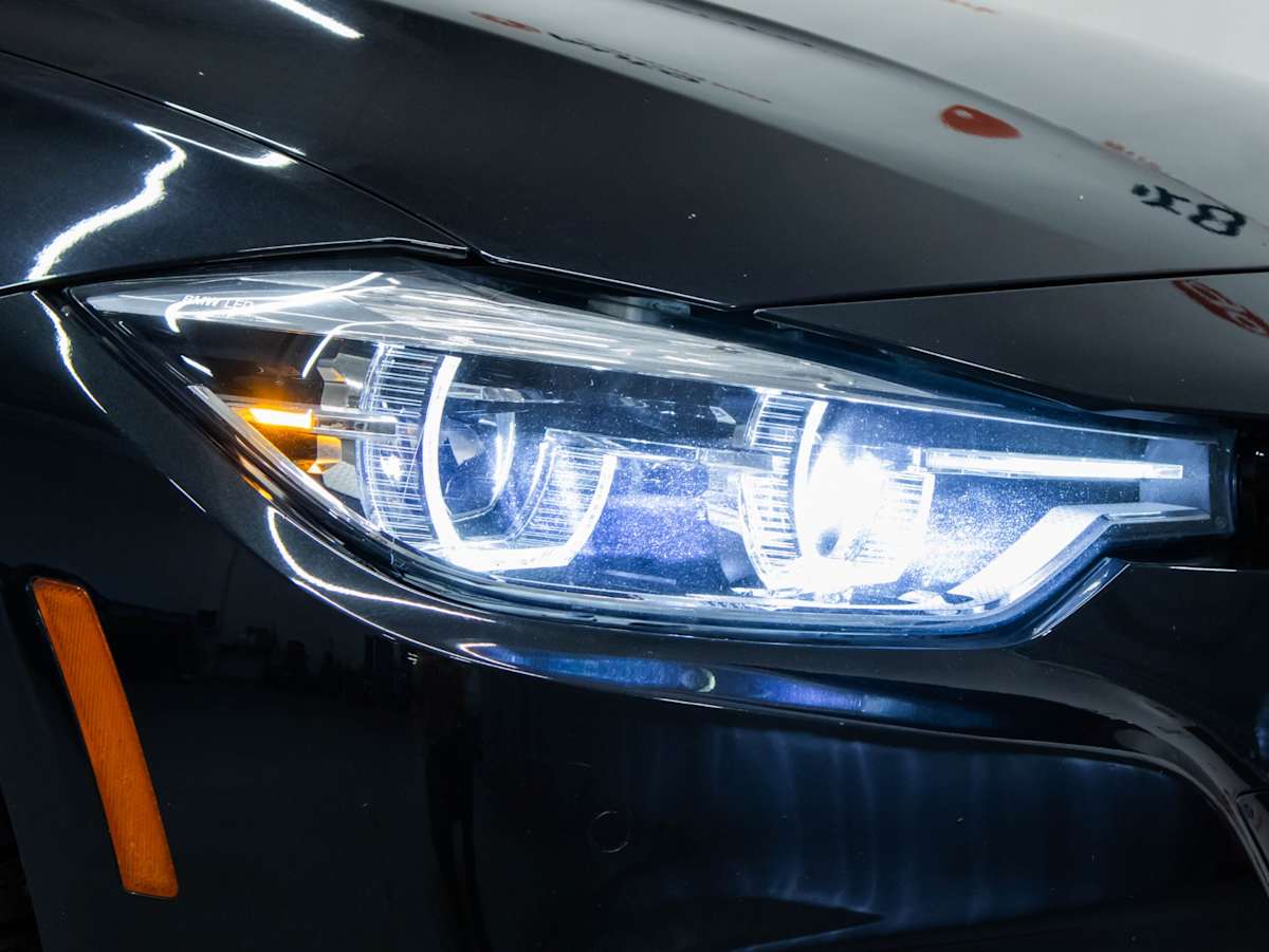 2018 BMW 3 Series 330i xDrive — photo 3