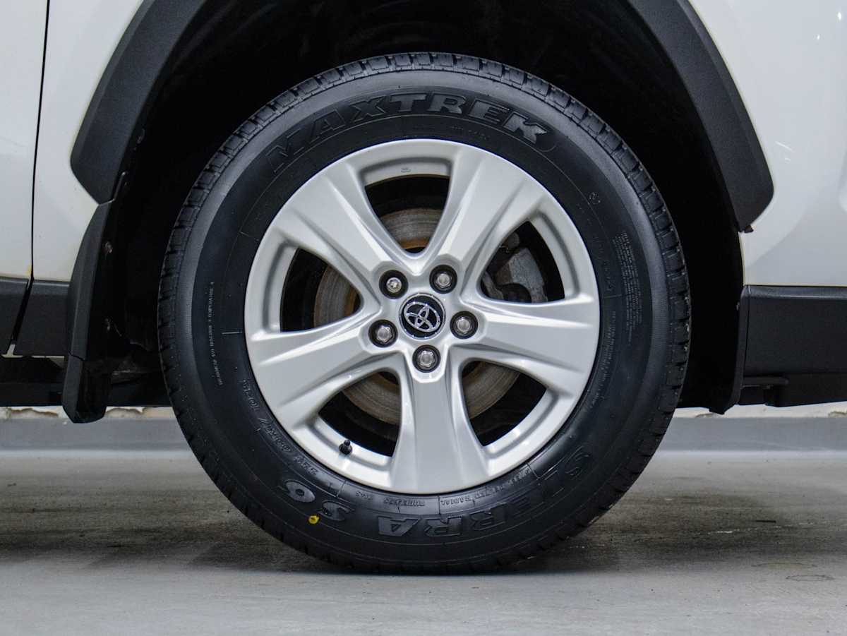 2019 Toyota RAV4 LE — photo 5
