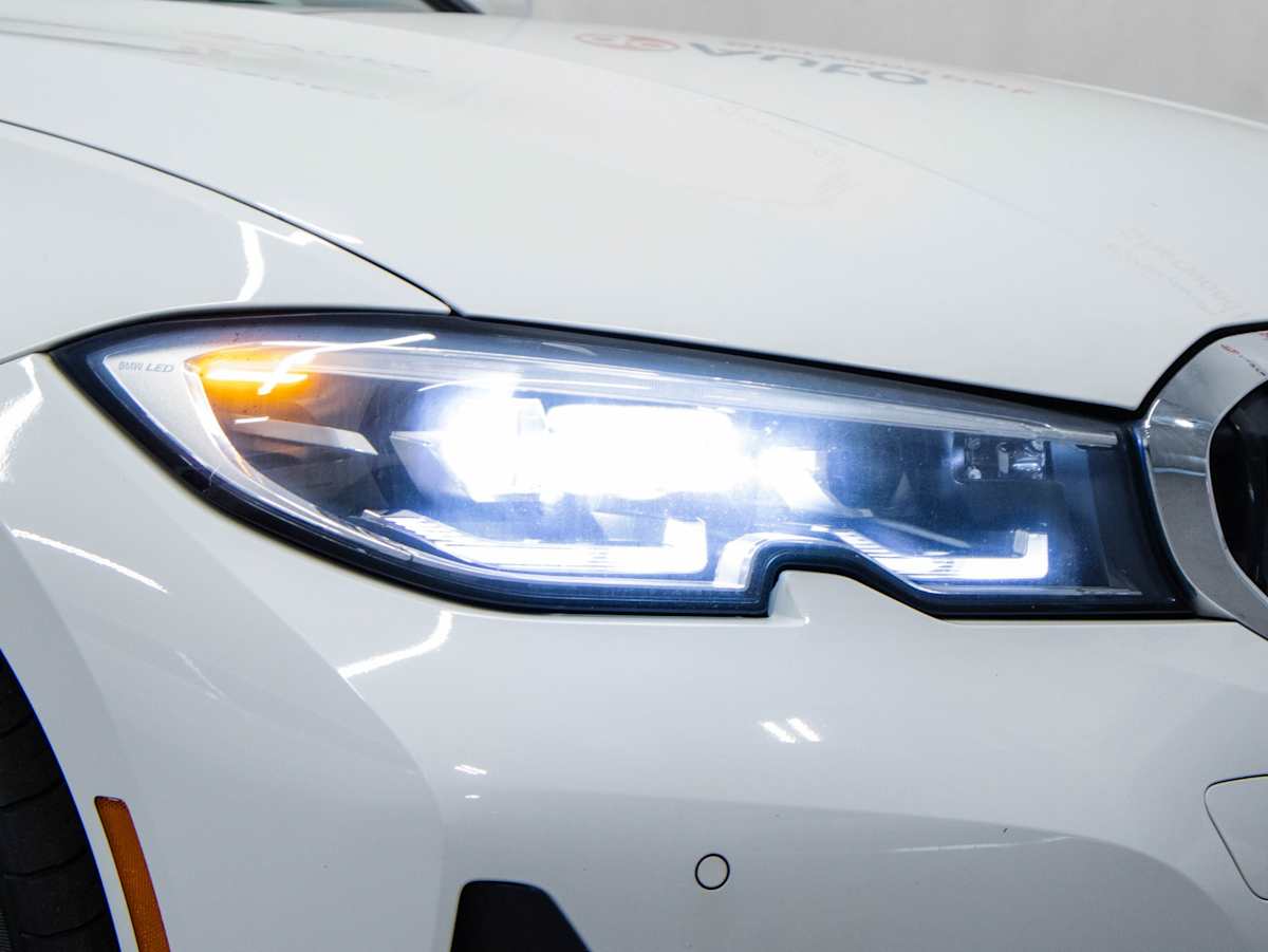 2022 BMW 3 Series 330i xDrive — photo 3