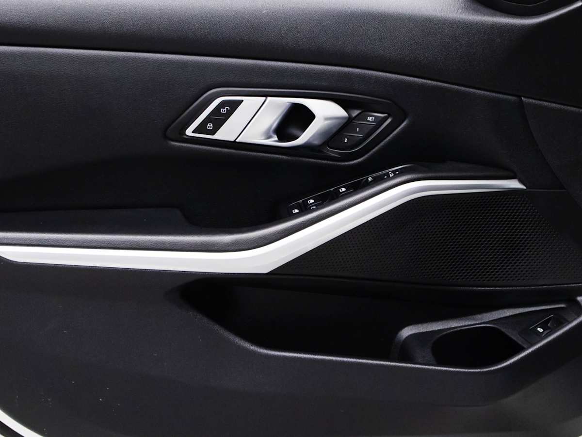 2022 BMW 3 Series 330i xDrive — photo 8