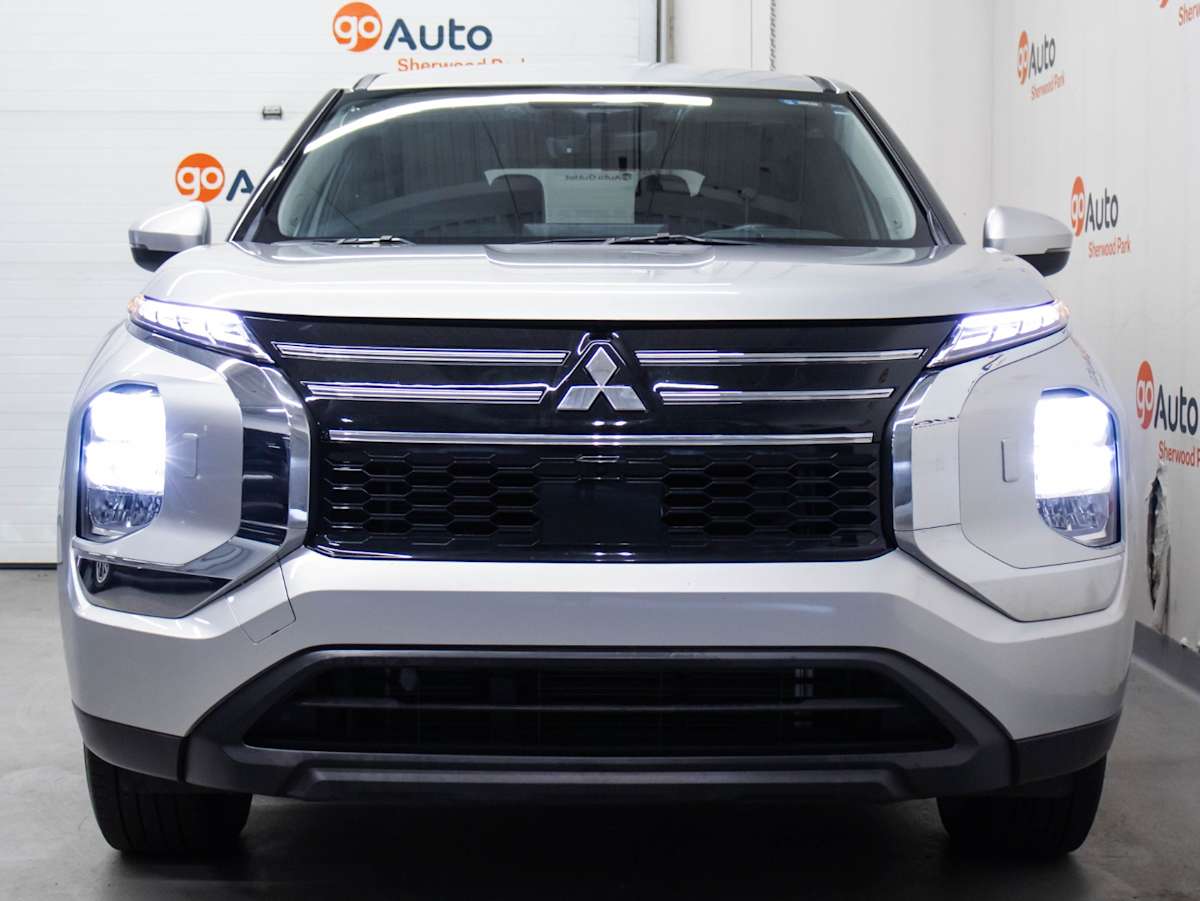 2025 Mitsubishi Outlander ES — photo 2