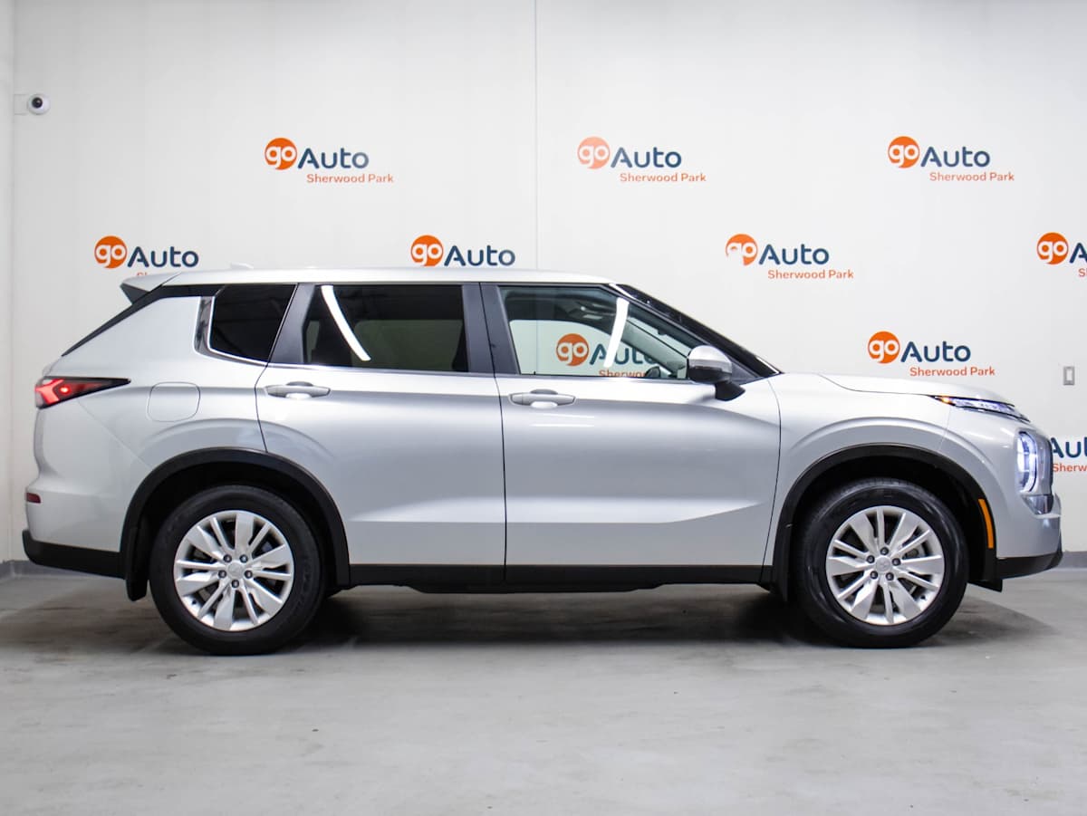 2025 Mitsubishi Outlander ES — photo 6