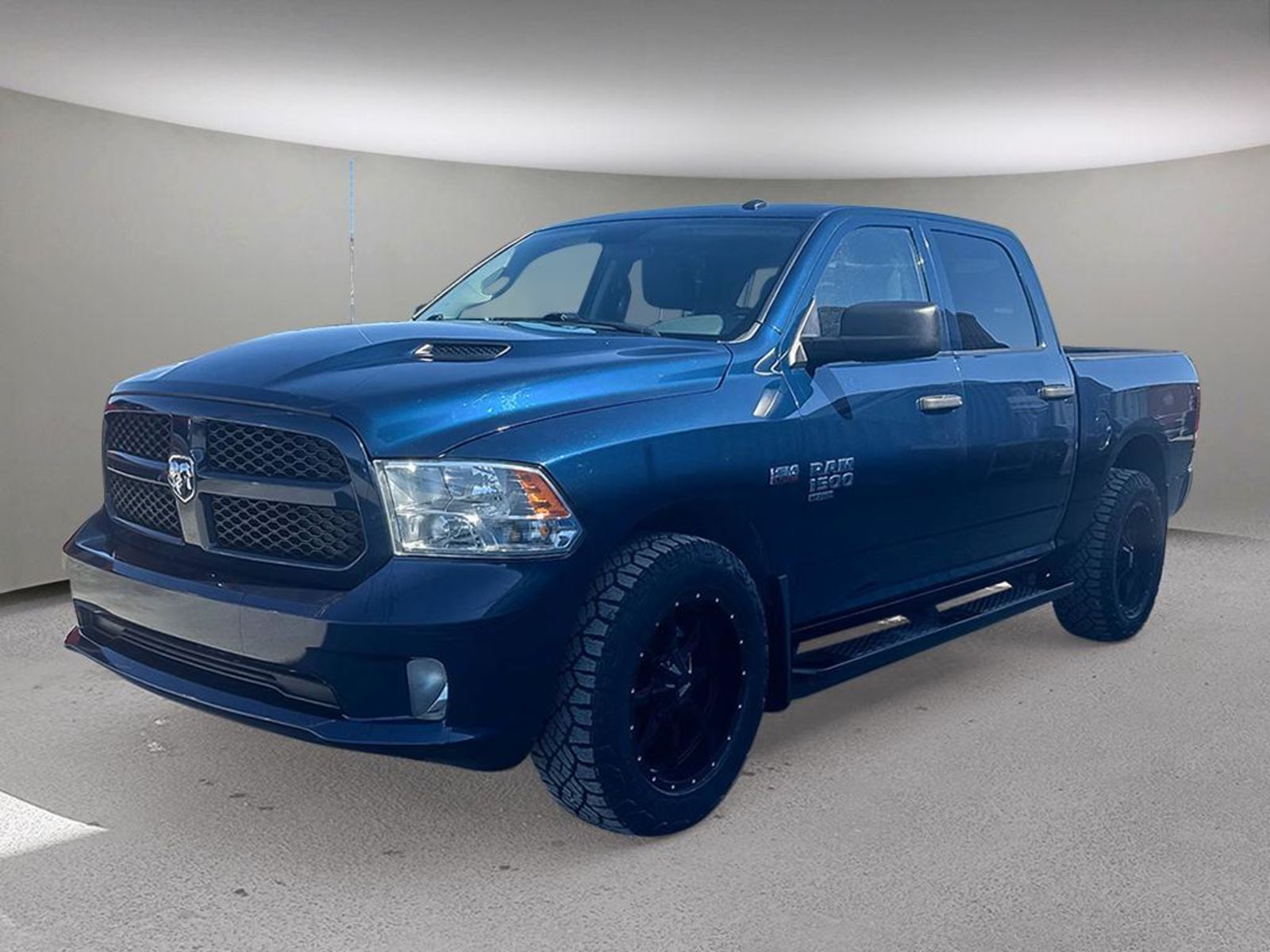 2020 RAM 1500 Classic Express Crew Cab SB 4WD Pickup Truck Four-Wheel Drive 8-Speed Automatic