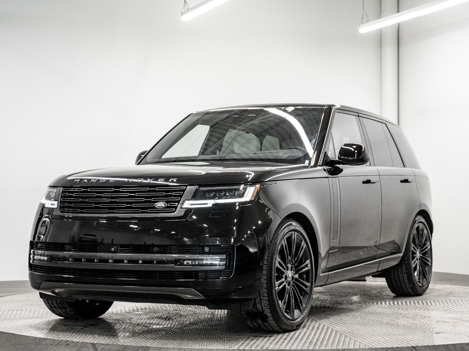  2025 Land Rover Range Rover P530 SE AWD   