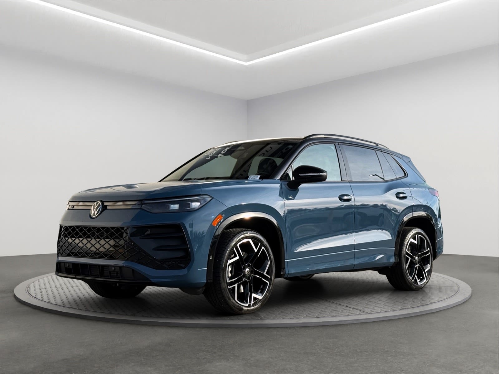  2025 Volkswagen Tiguan Comfortline R-Line Black Edition 4Motion SUV / Crossover  8-Speed Automatic