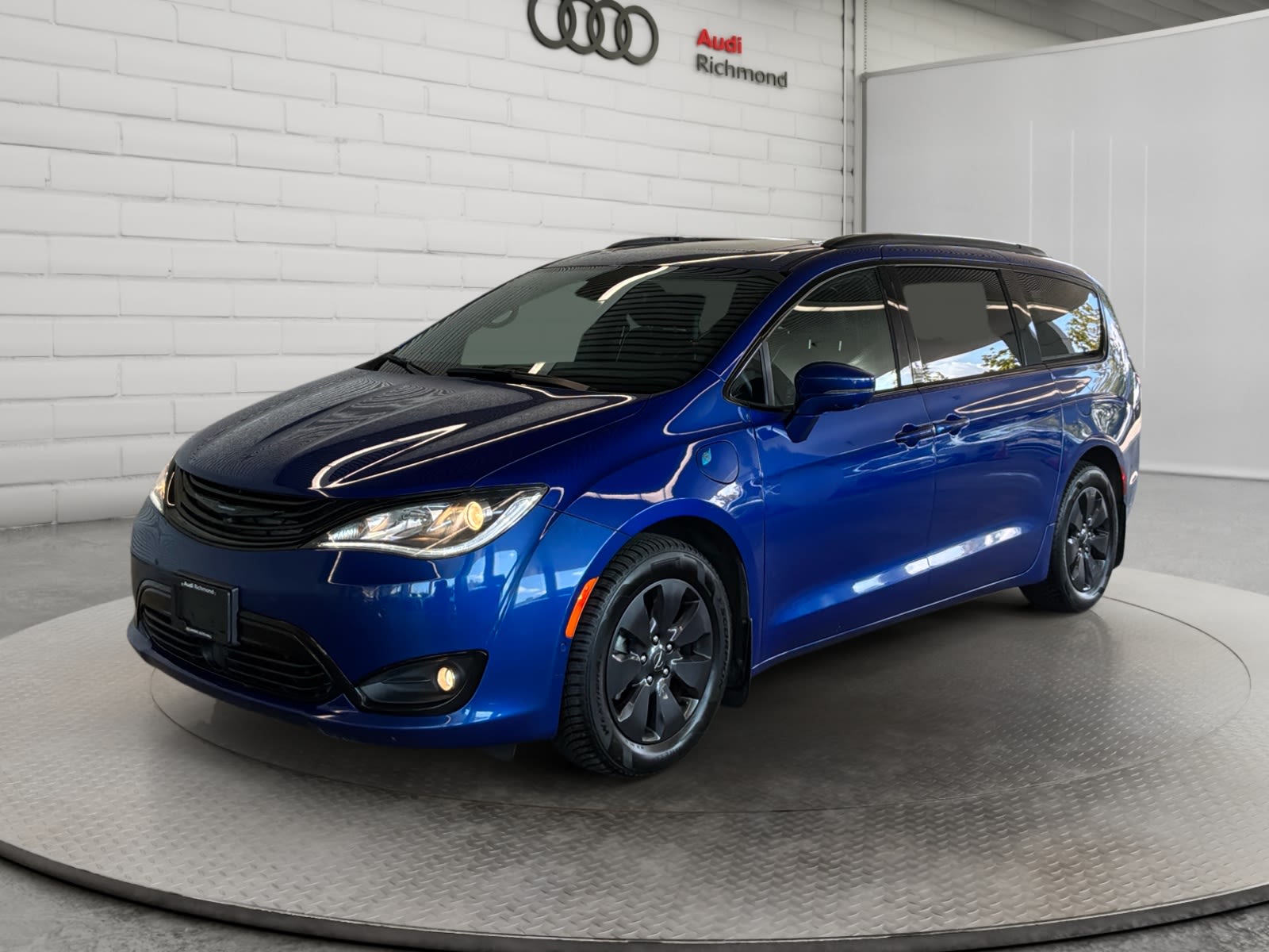  2019 Chrysler Pacifica Hybrid Minivan Front-Wheel Drive Continuously Variable Transmission