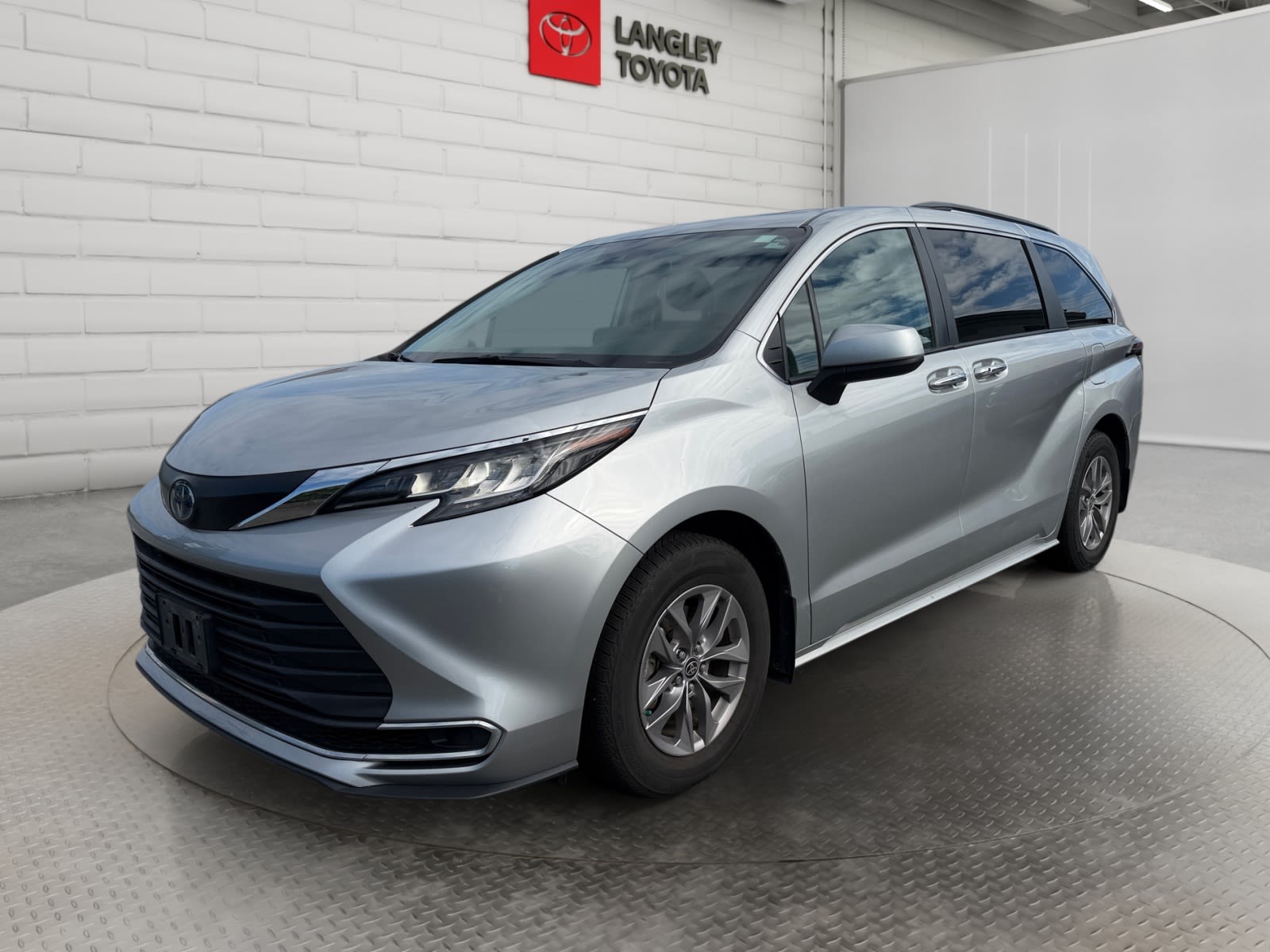 2022 Toyota Sienna Minivan Front-Wheel Drive Continuously Variable Transmission