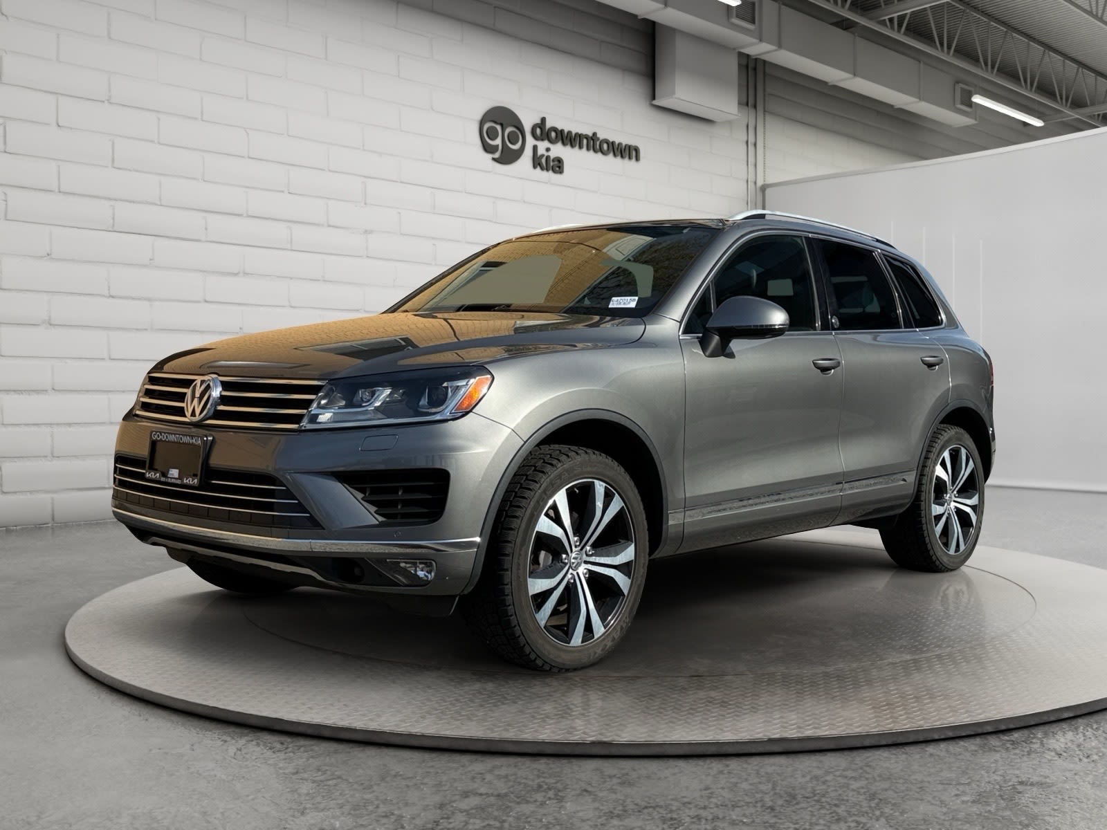  2017 Volkswagen Touareg SUV / Crossover  8-Speed Automatic