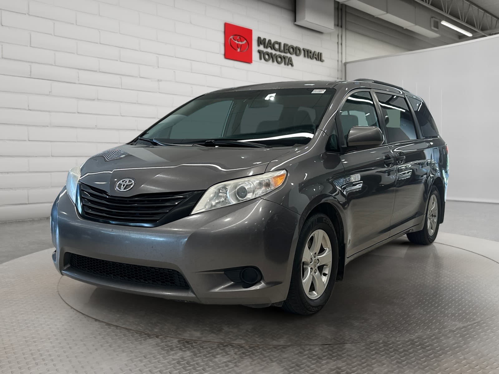  2017 Toyota Sienna Minivan Front-Wheel Drive 8-Speed Automatic