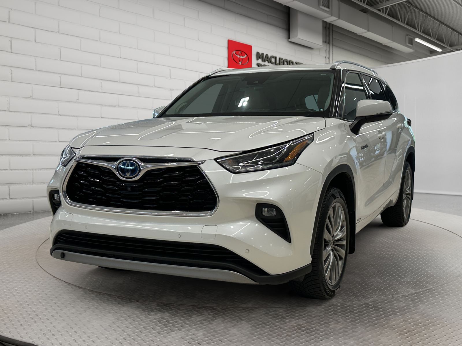2021 Toyota Highlander Hybrid SUV / Crossover All-Wheel Drive Continuously Variable Transmission