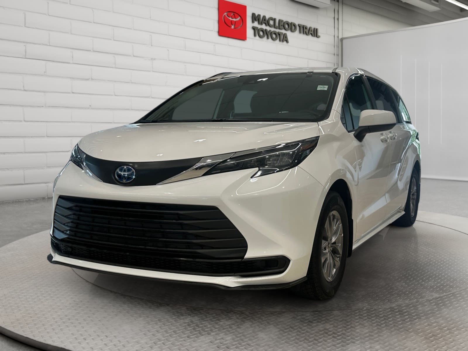  2025 Toyota Sienna XLE 8-Passenger FWD   